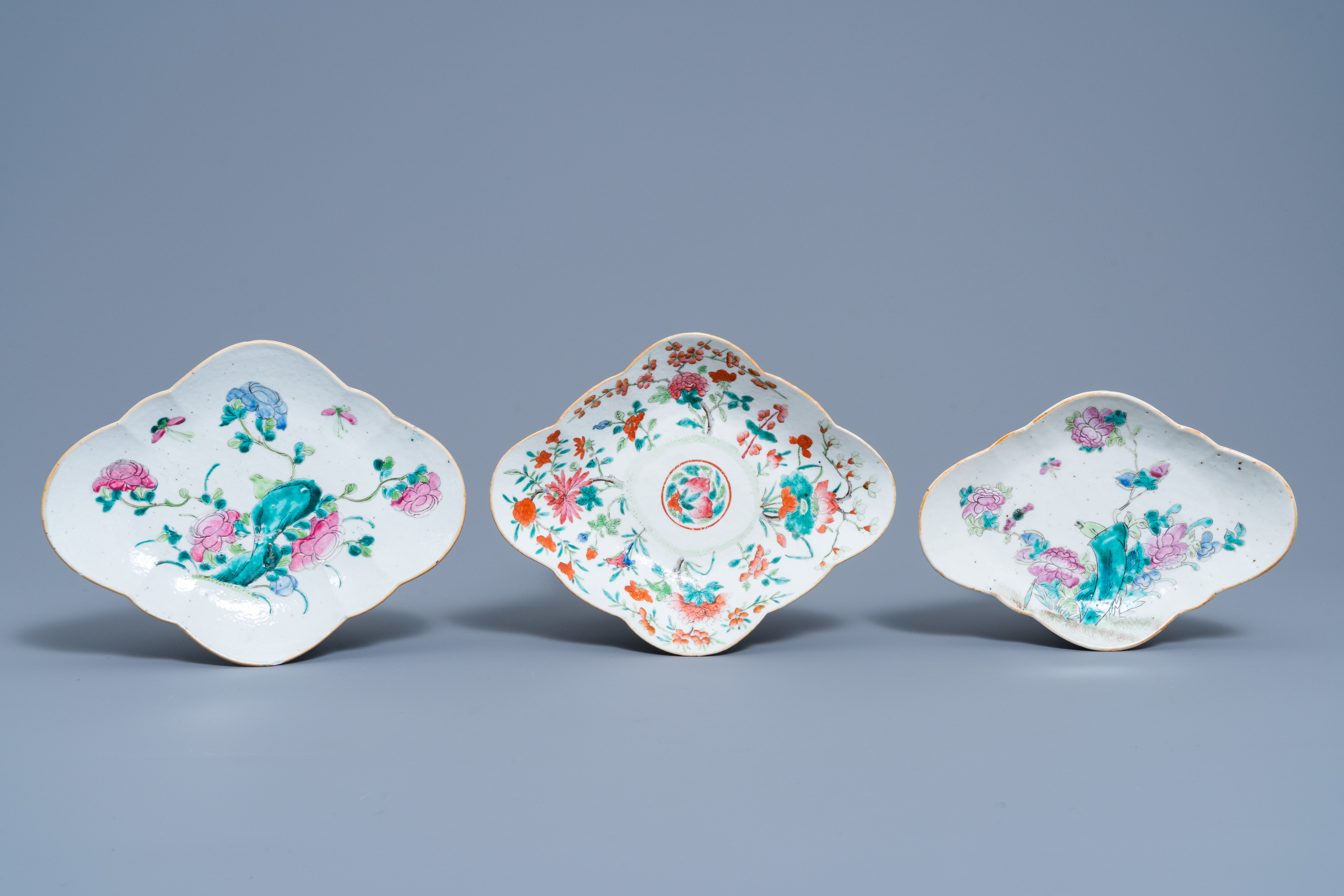 A varied collection of Chinese famille rose porcelain with floral design, 19th/20th C. - Image 3 of 12