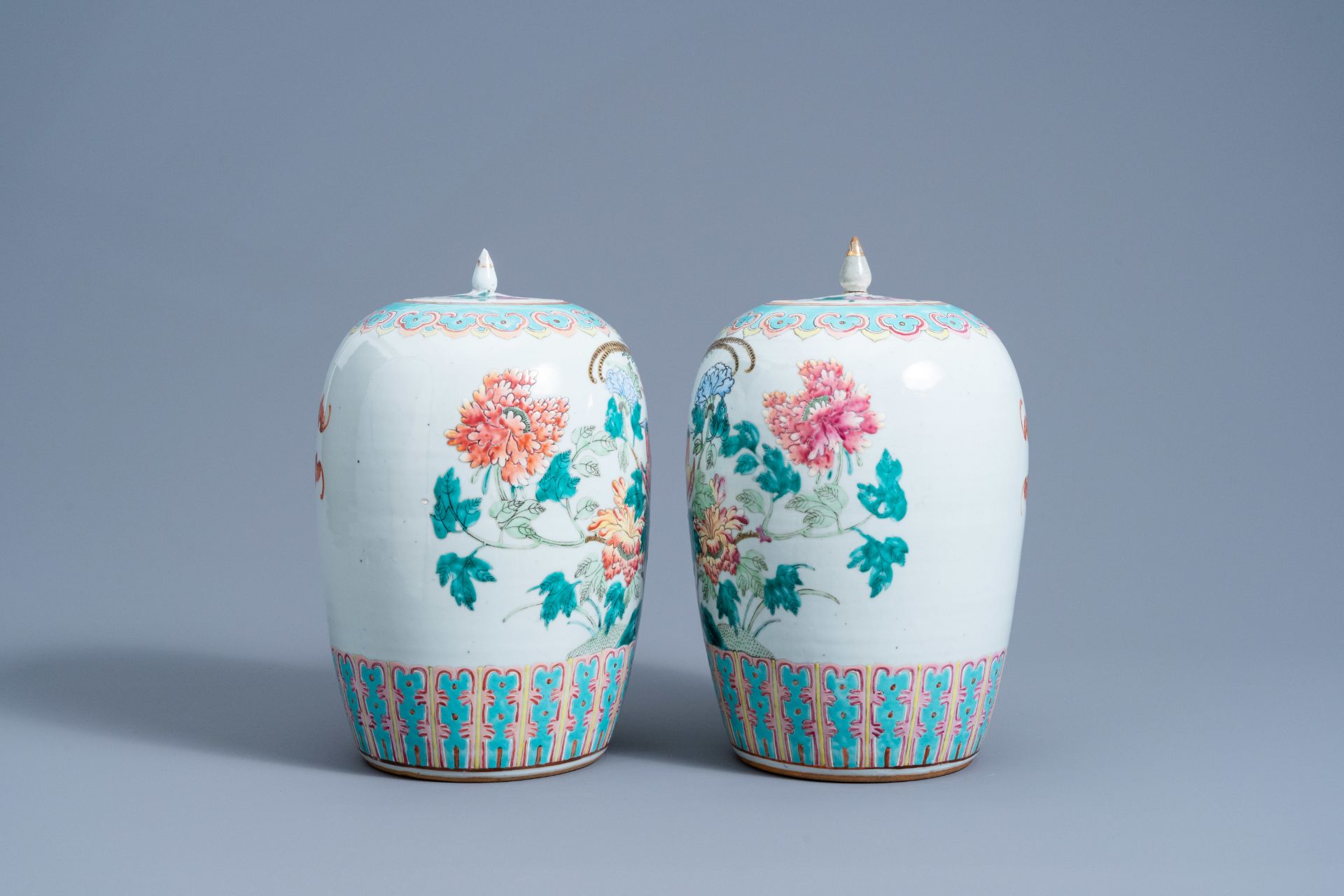 A pair of Chinese famille rose jars and covers with birds among blossoming branches, 19th C. - Image 6 of 10