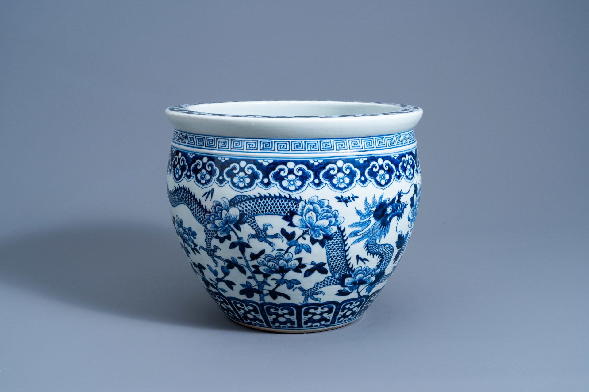 A Chinese blue and white 'dragons' jardinire, 19th C. - Image 2 of 9