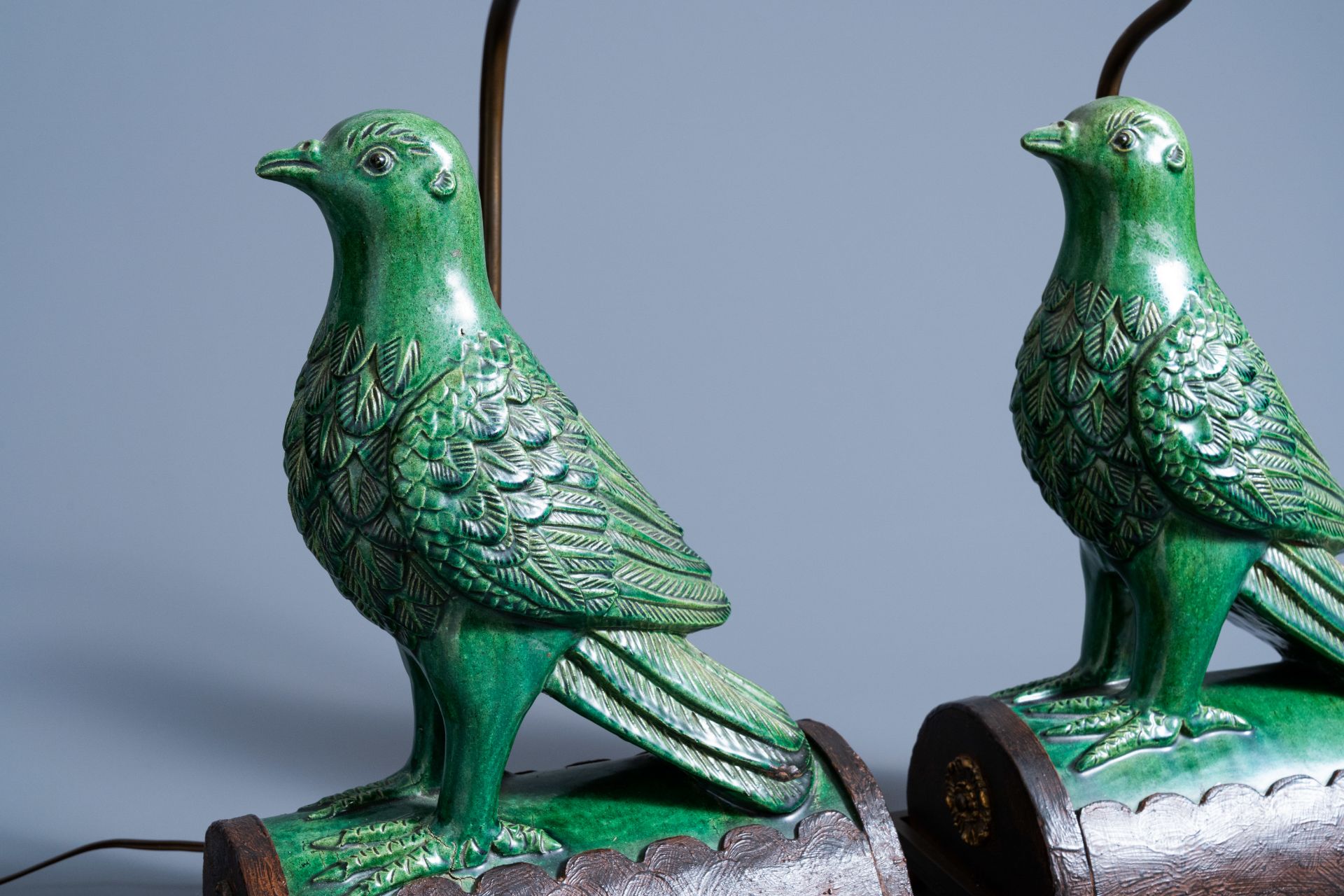 A pair of Chinese bird-shaped roof tiles mounted as lamps, 19th/20th C. - Image 6 of 7