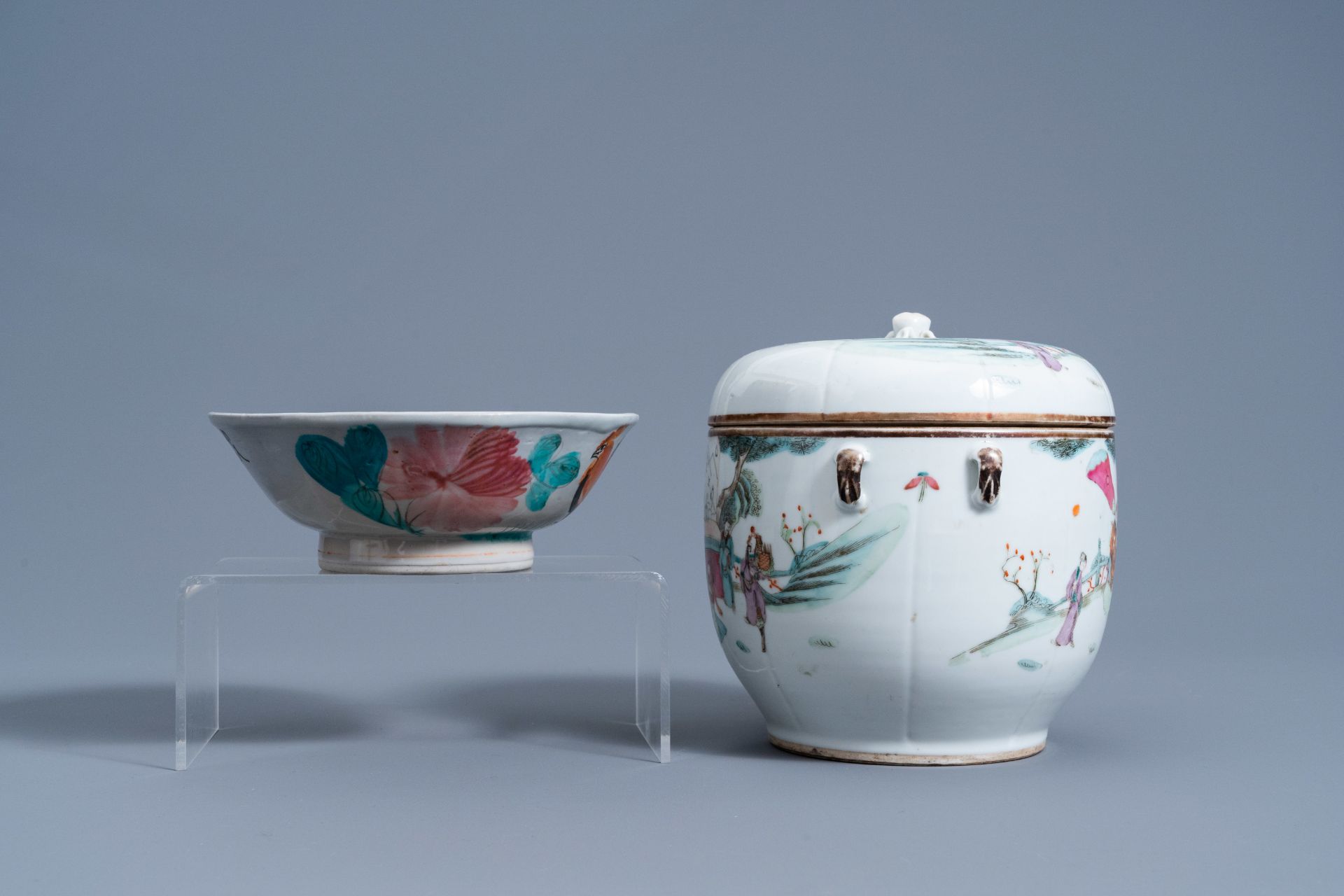 A varied collection of Chinese famille rose and qianjiang cai porcelain, 19th/20th C. - Image 13 of 15