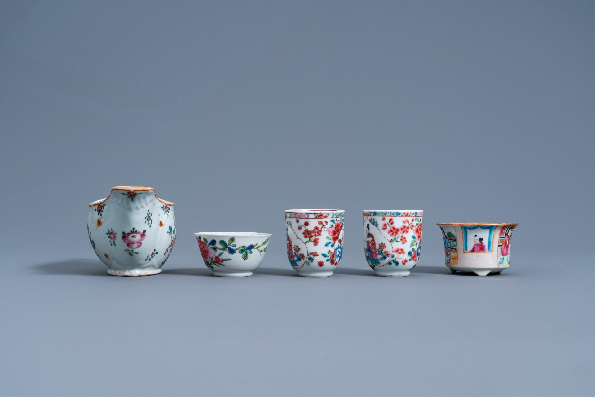A varied collection of Chinese famille rose porcelain, 18th/19th C. - Bild 5 aus 9