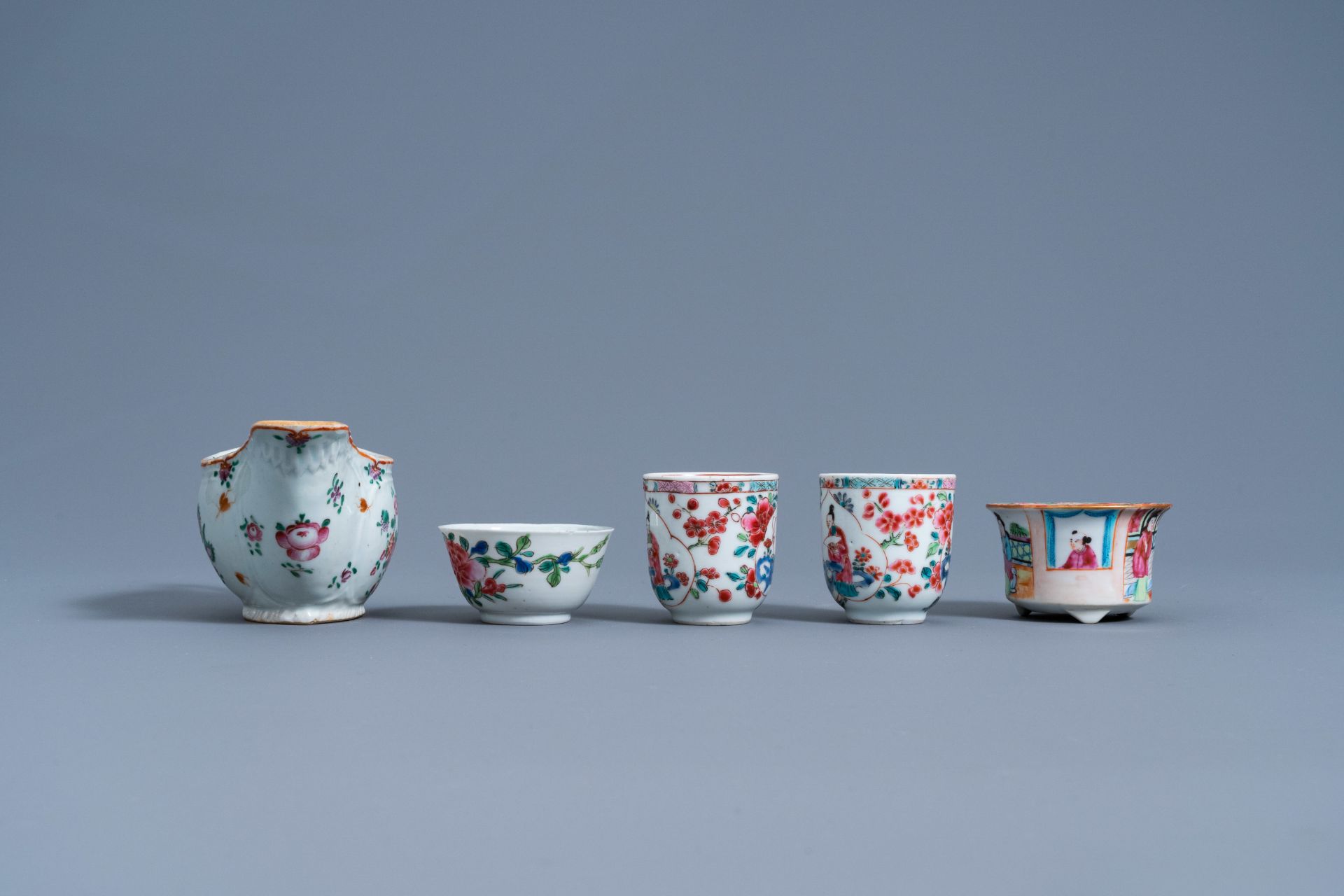 A varied collection of Chinese famille rose porcelain, 18th/19th C. - Image 5 of 9