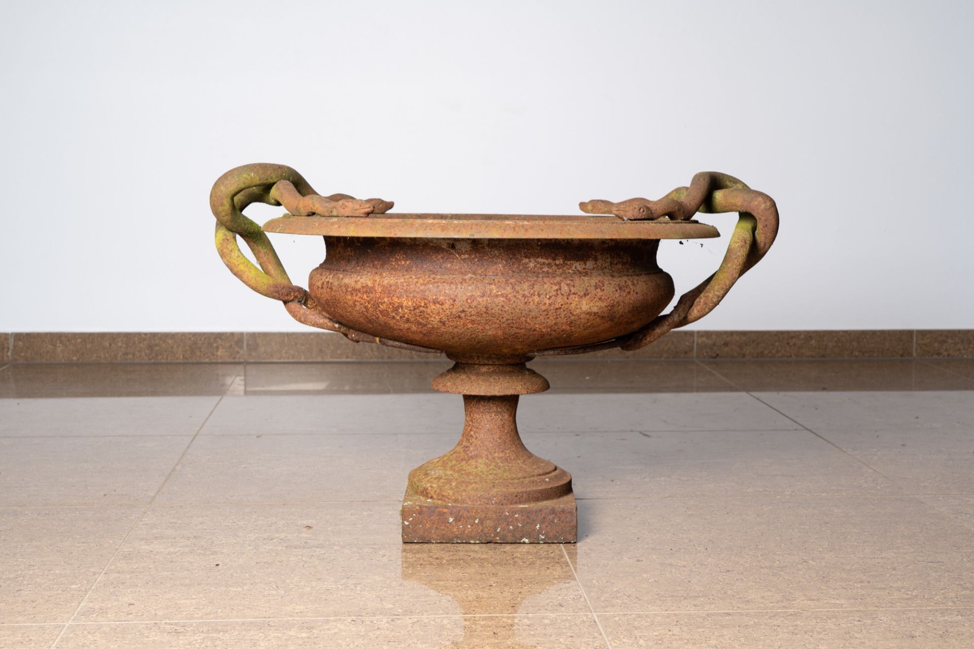 An imposing French or English cast iron garden planter or vase with intertwined snake handles, 19th - Image 4 of 8