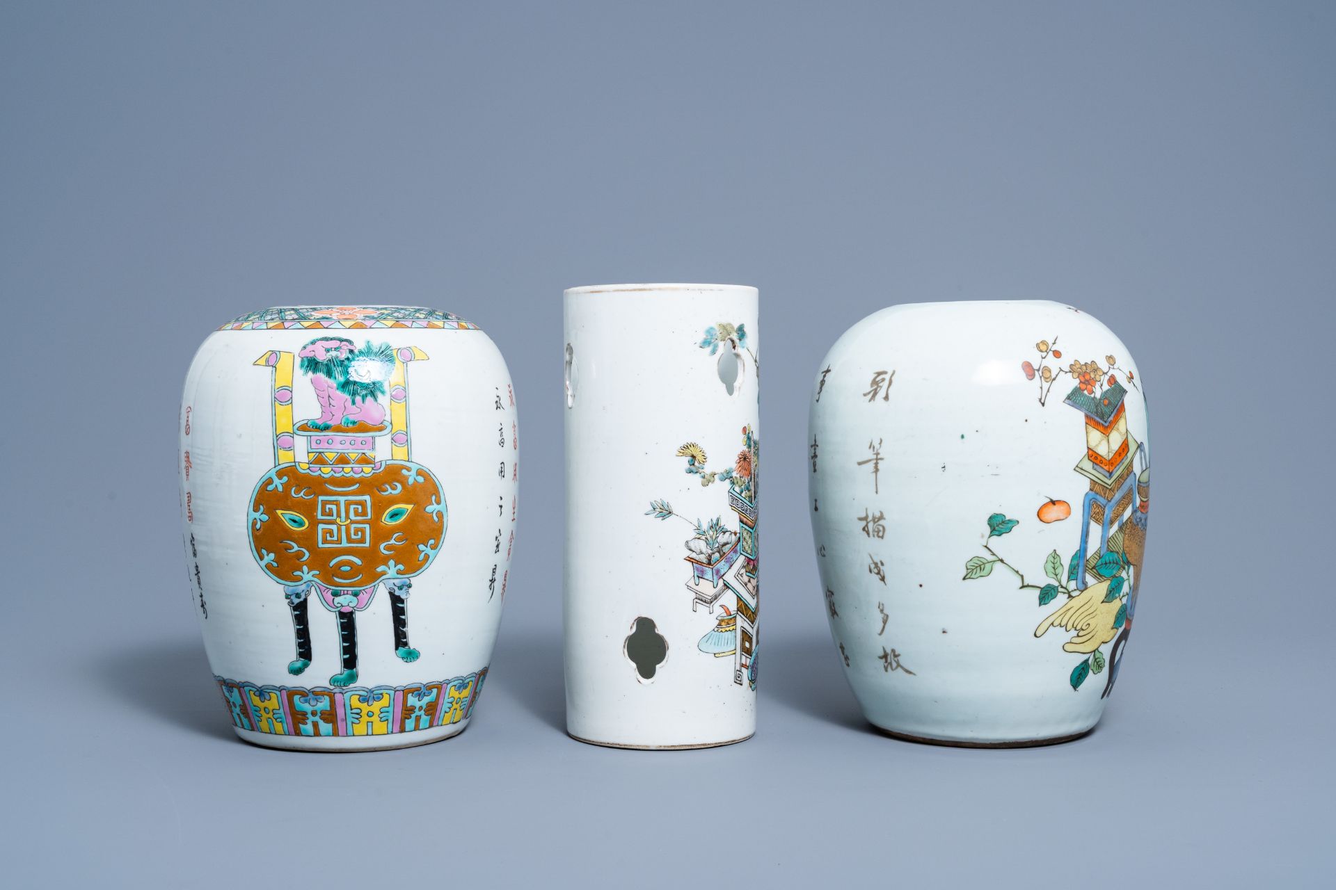 Two Chinese qianjiang cai jars and a hat stand with antiquities, 19th/20th C. - Image 5 of 8