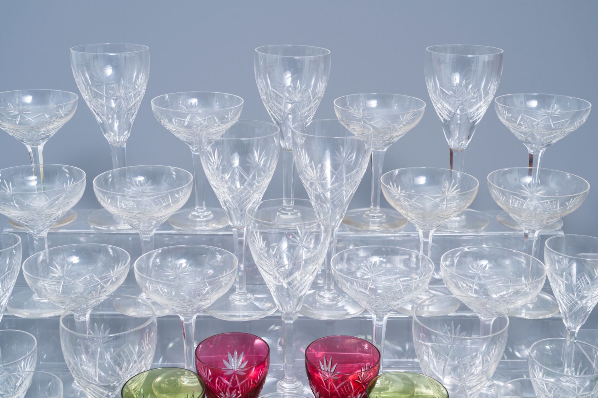 An extensive collection of clear and partly coloured overlay crystal cut glasses, 20th C. - Bild 3 aus 8