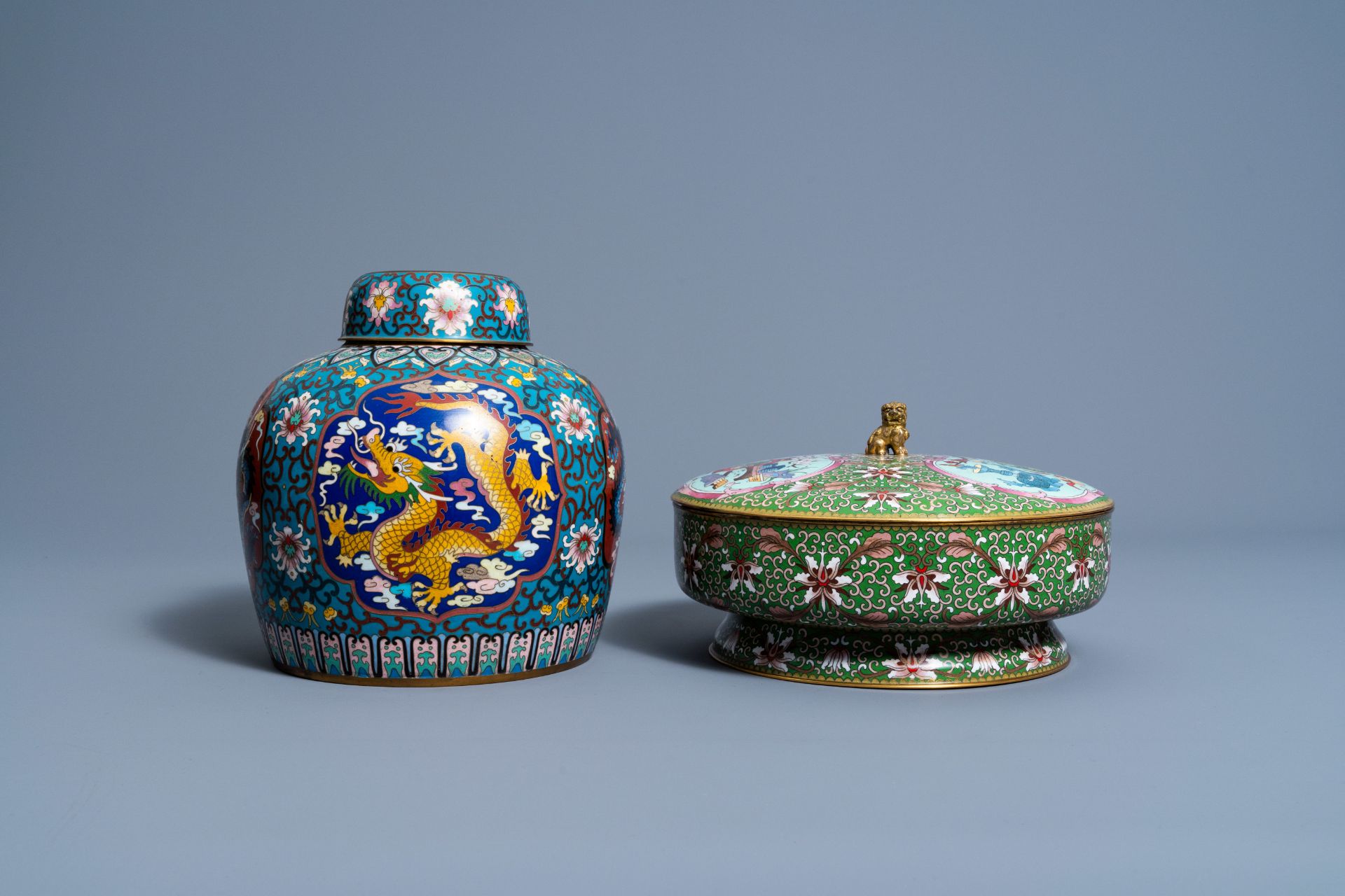 Two Chinese cloisonnŽ jars and covers and a 'flower vases' plate, 20th C. - Image 7 of 9