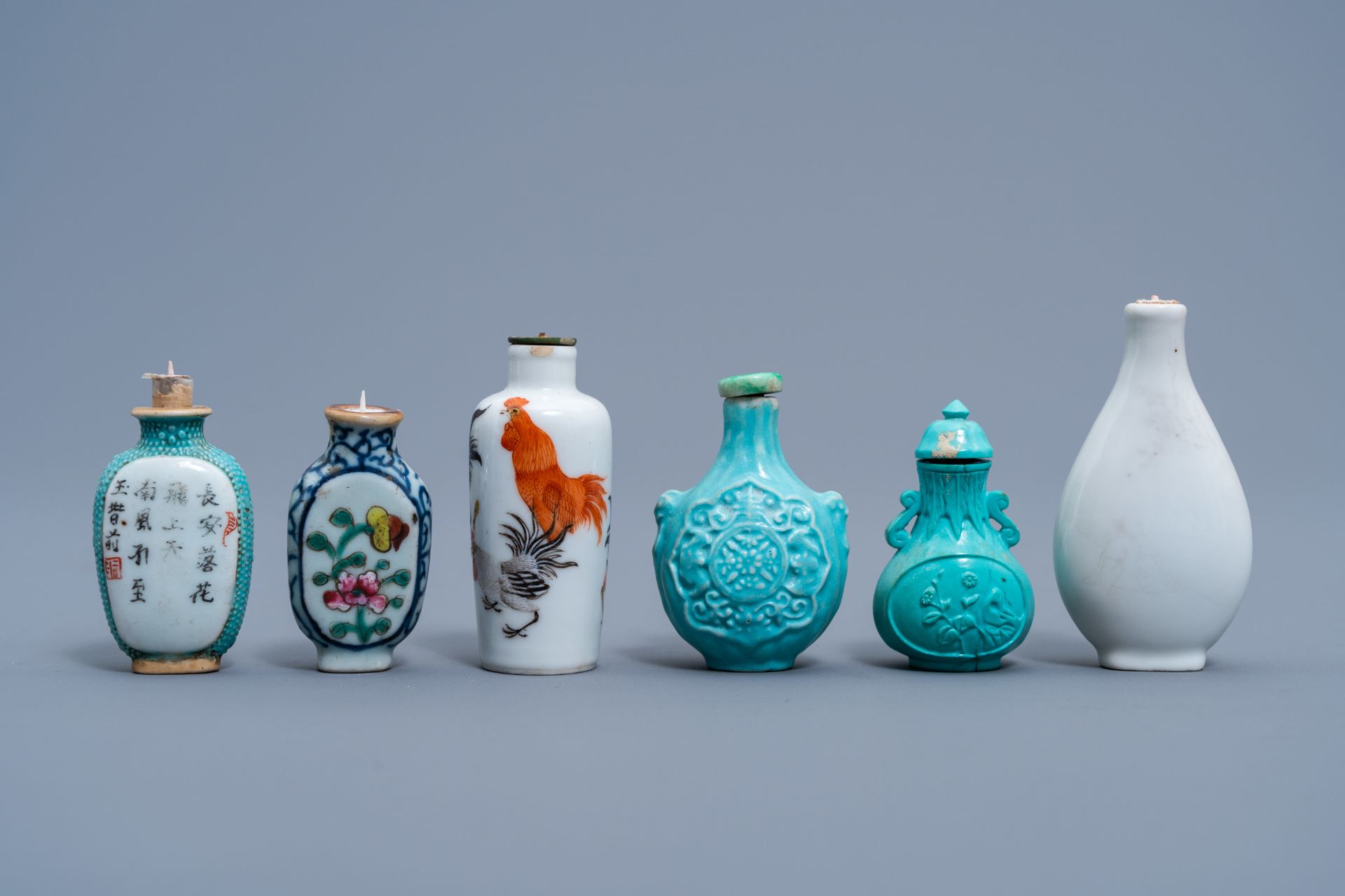 Four various Chinese porcelain and hardstone snuff bottles, 19th/20th C. - Image 4 of 7