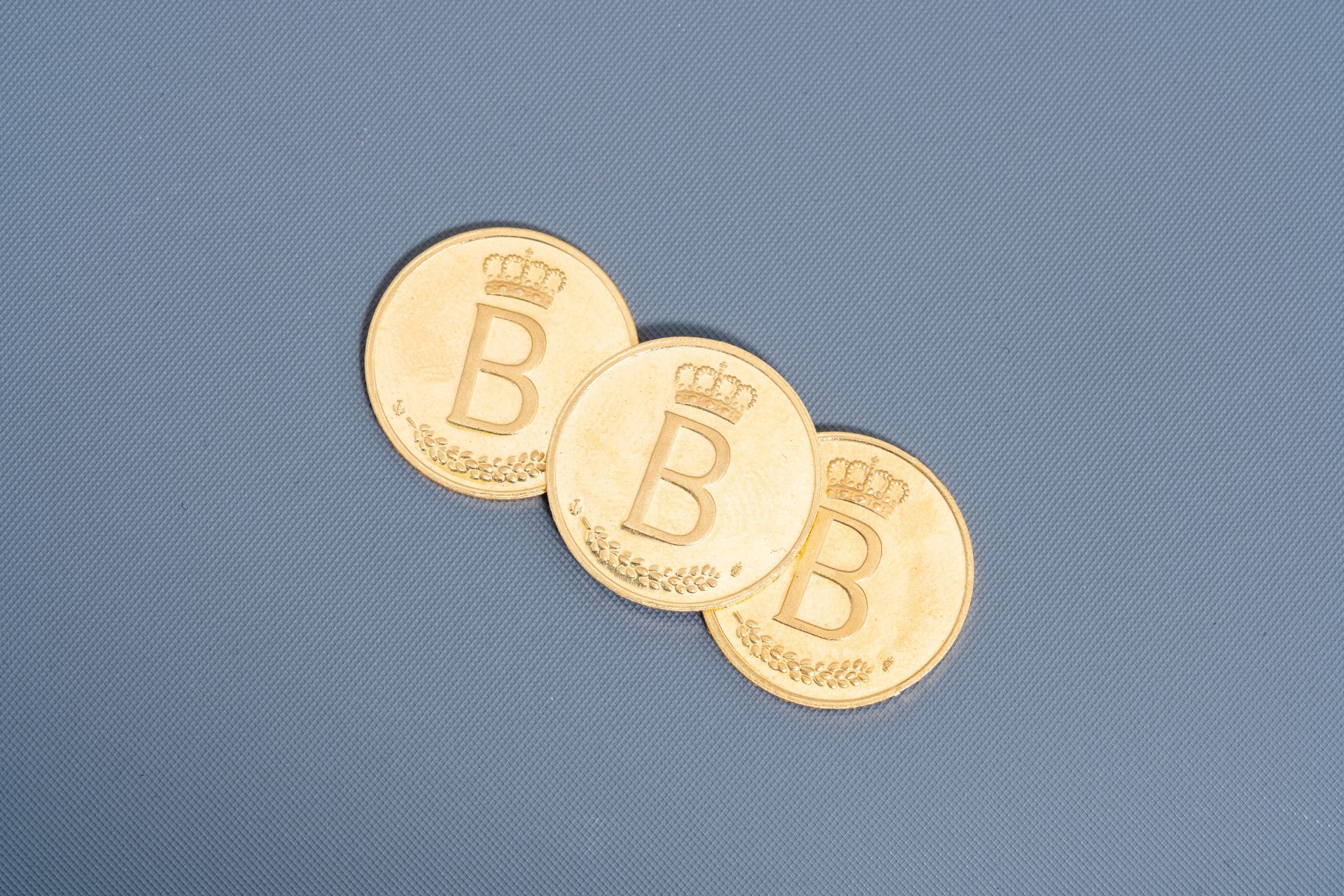 Three Belgian 21,6 carat yellow gold coins on the occasion of the 25th anniversary of King Baudouin - Image 6 of 9