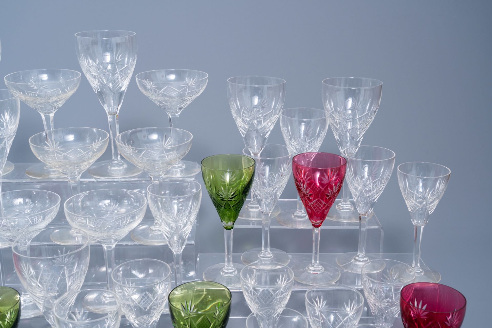 An extensive collection of clear and partly coloured overlay crystal cut glasses, 20th C. - Bild 4 aus 8