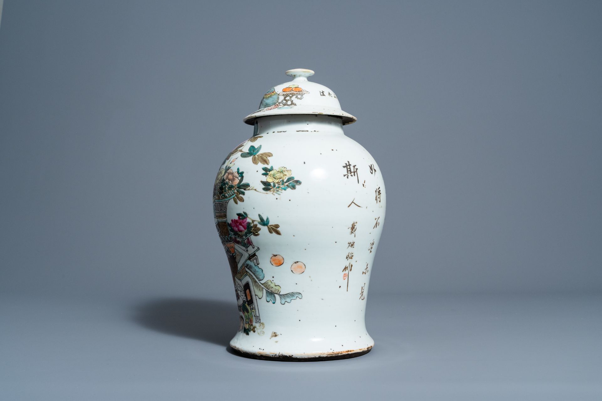 A Chinese qianjiang cai vase and cover with antiquities design, 19th/20th C. - Image 2 of 6