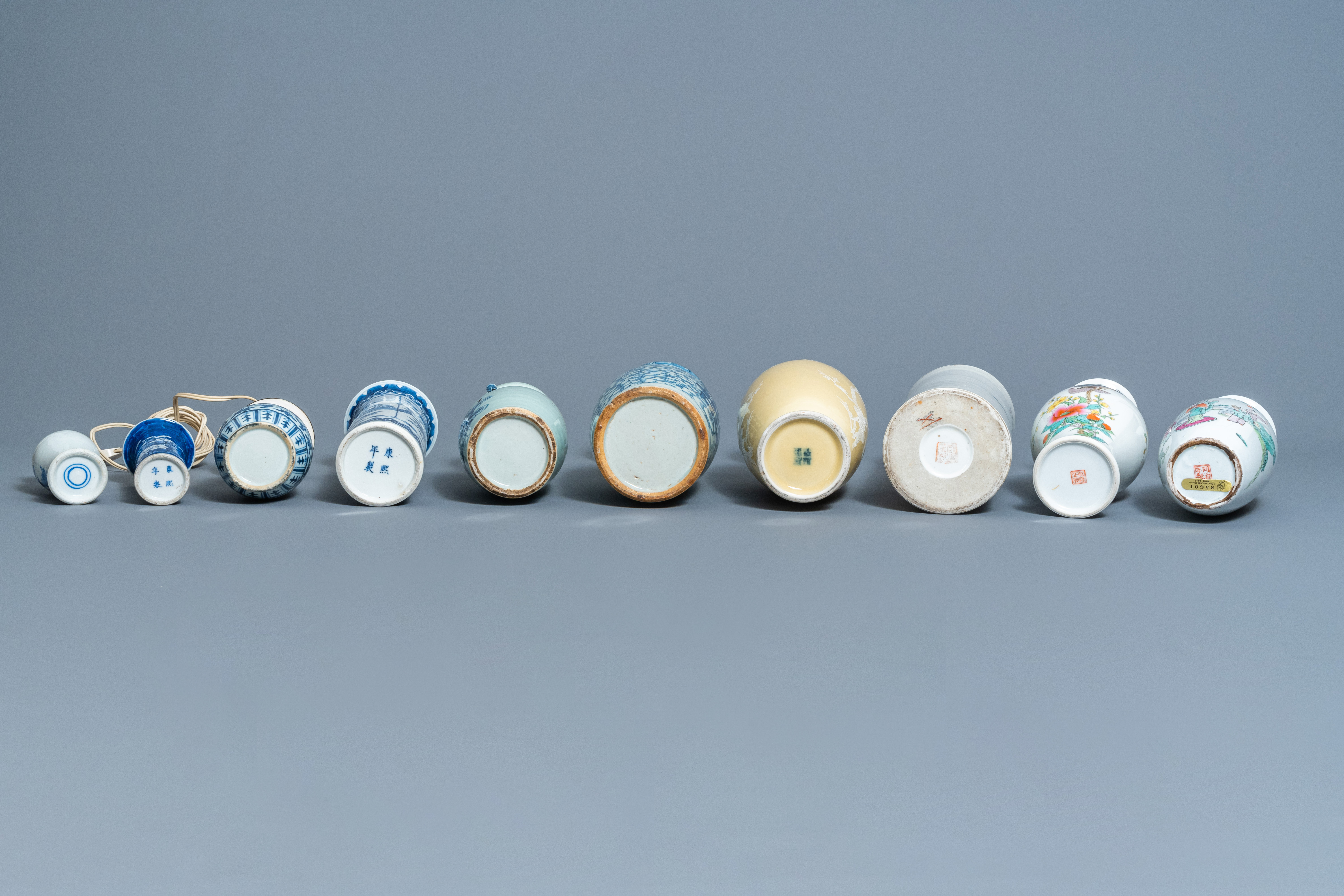 A varied collection of Chinese blue, white, famille rose and polychrome porcelain vases, 19th/20th C - Image 7 of 7