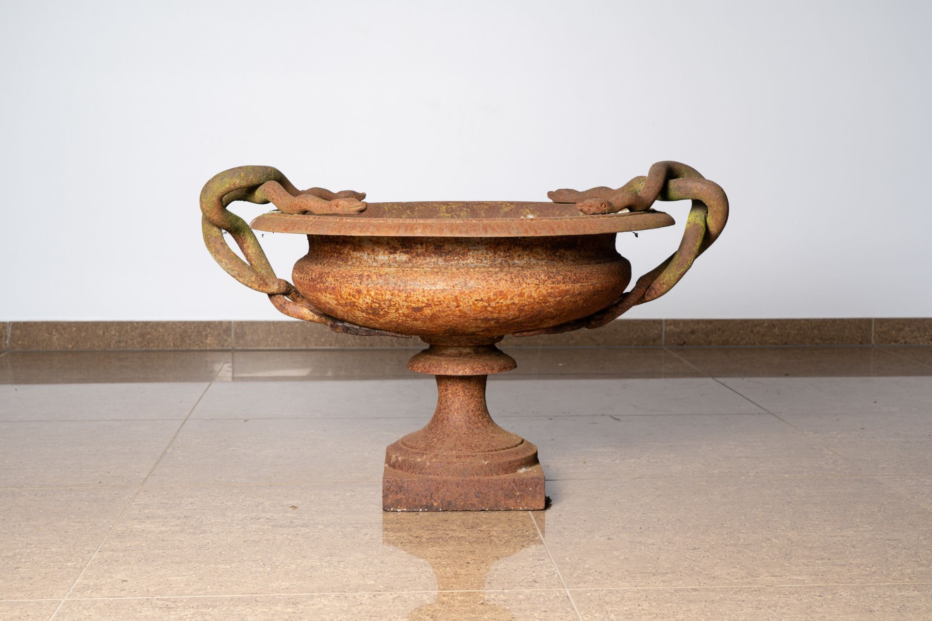 An imposing French or English cast iron garden planter or vase with intertwined snake handles, 19th - Image 2 of 8