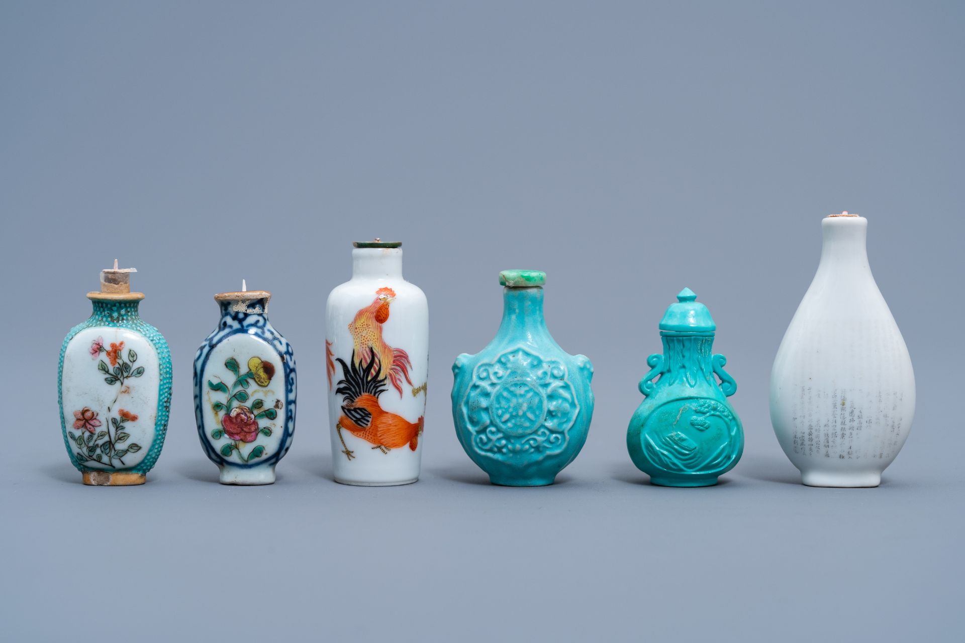Four various Chinese porcelain and hardstone snuff bottles, 19th/20th C. - Image 2 of 7