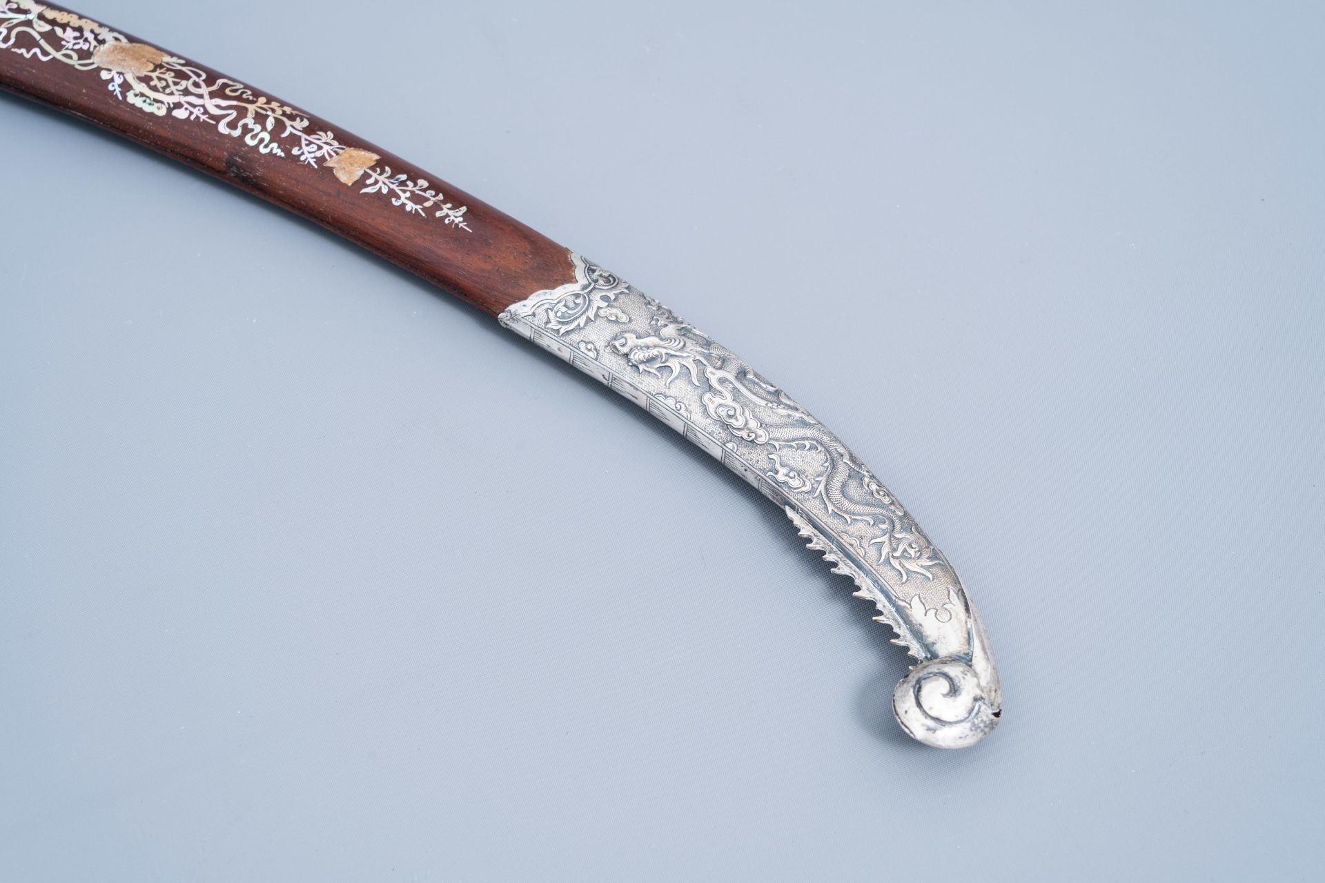 AÊ ceremonial Vietnamese 'guom' sword with silver and mother-of-pearl inlaid wooden scabbard with dr - Image 5 of 13