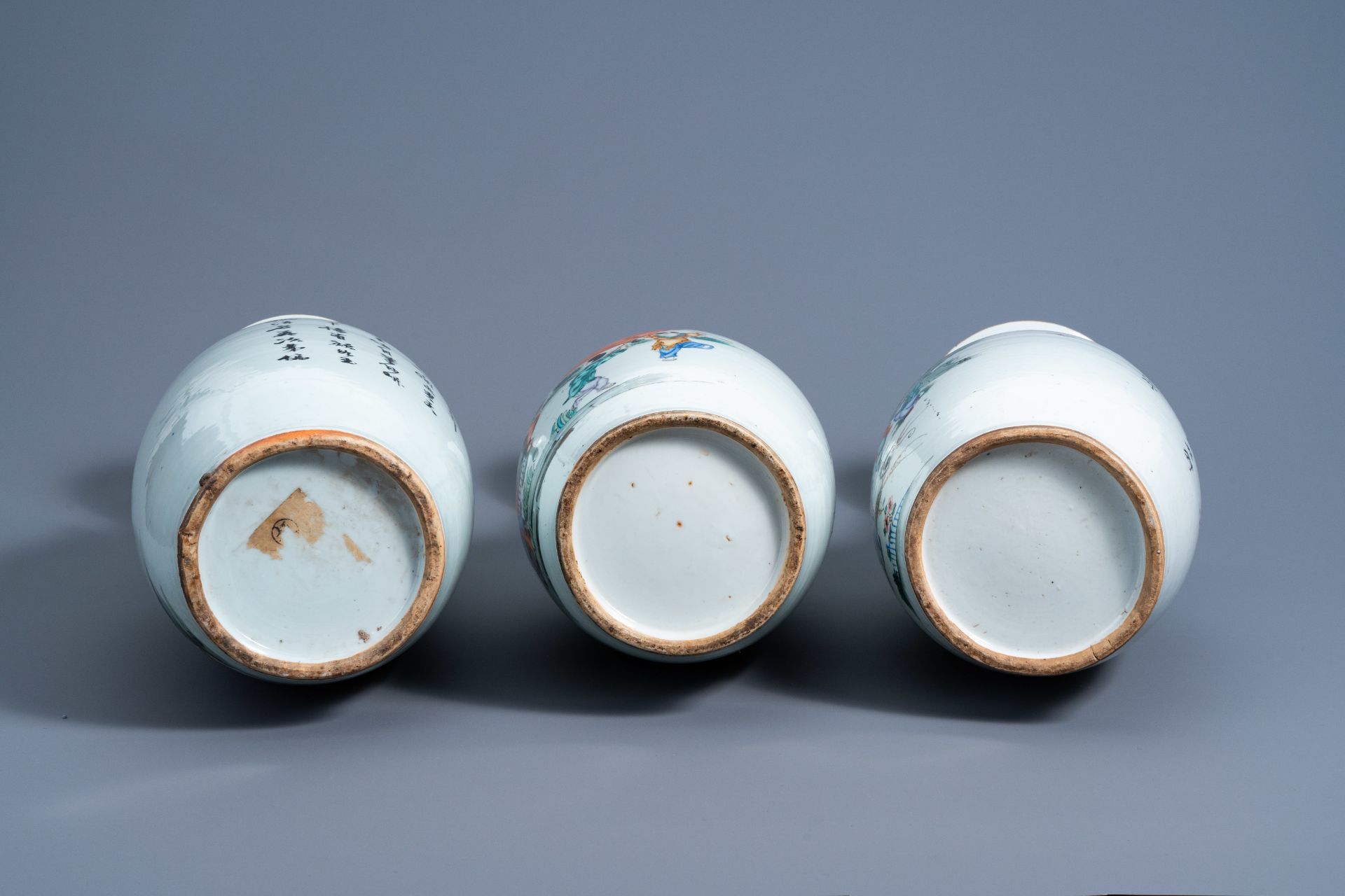 Three various Chinese qianjiang cai vases with figurative design, 19th/20th C. - Bild 6 aus 6