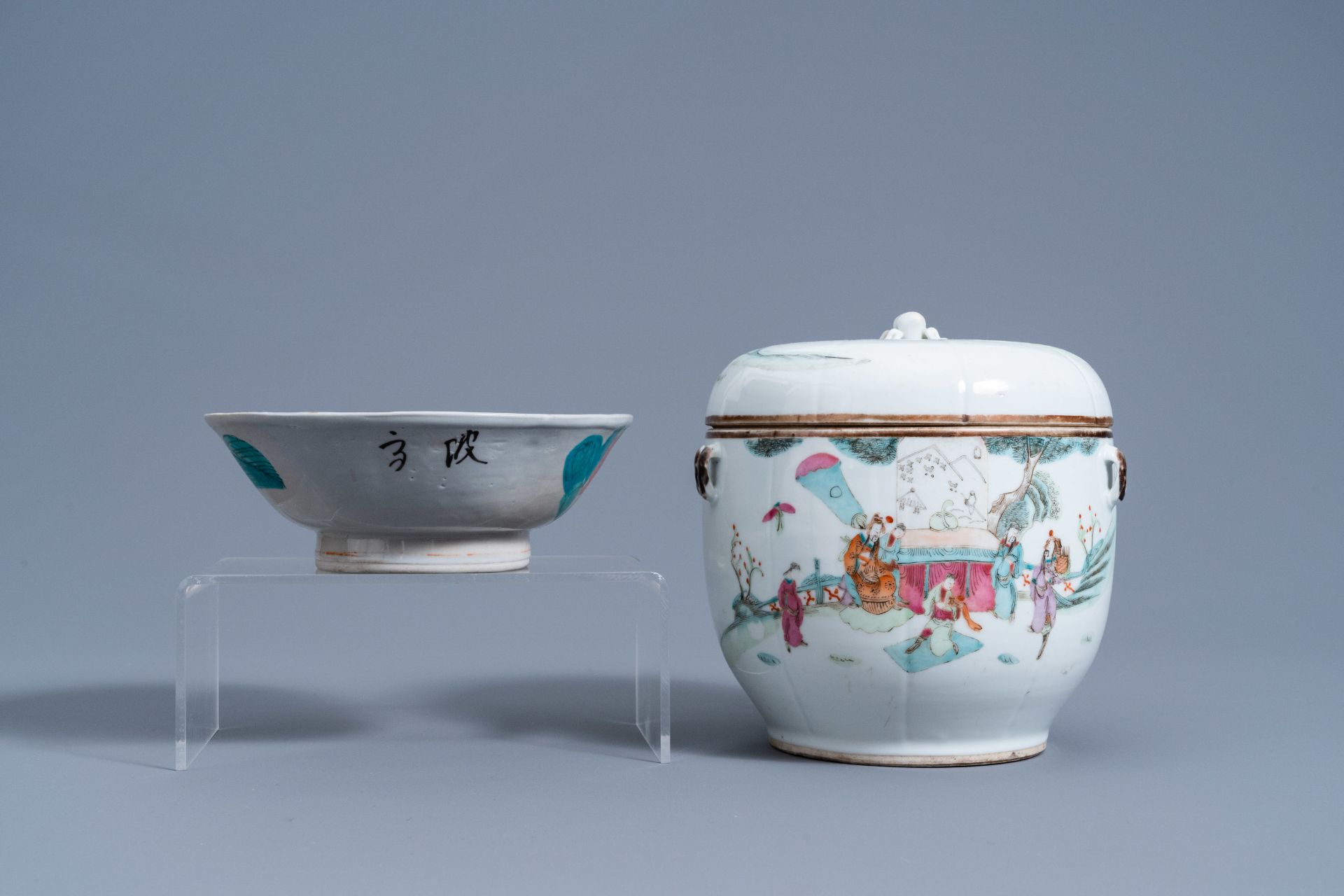 A varied collection of Chinese famille rose and qianjiang cai porcelain, 19th/20th C. - Image 12 of 15