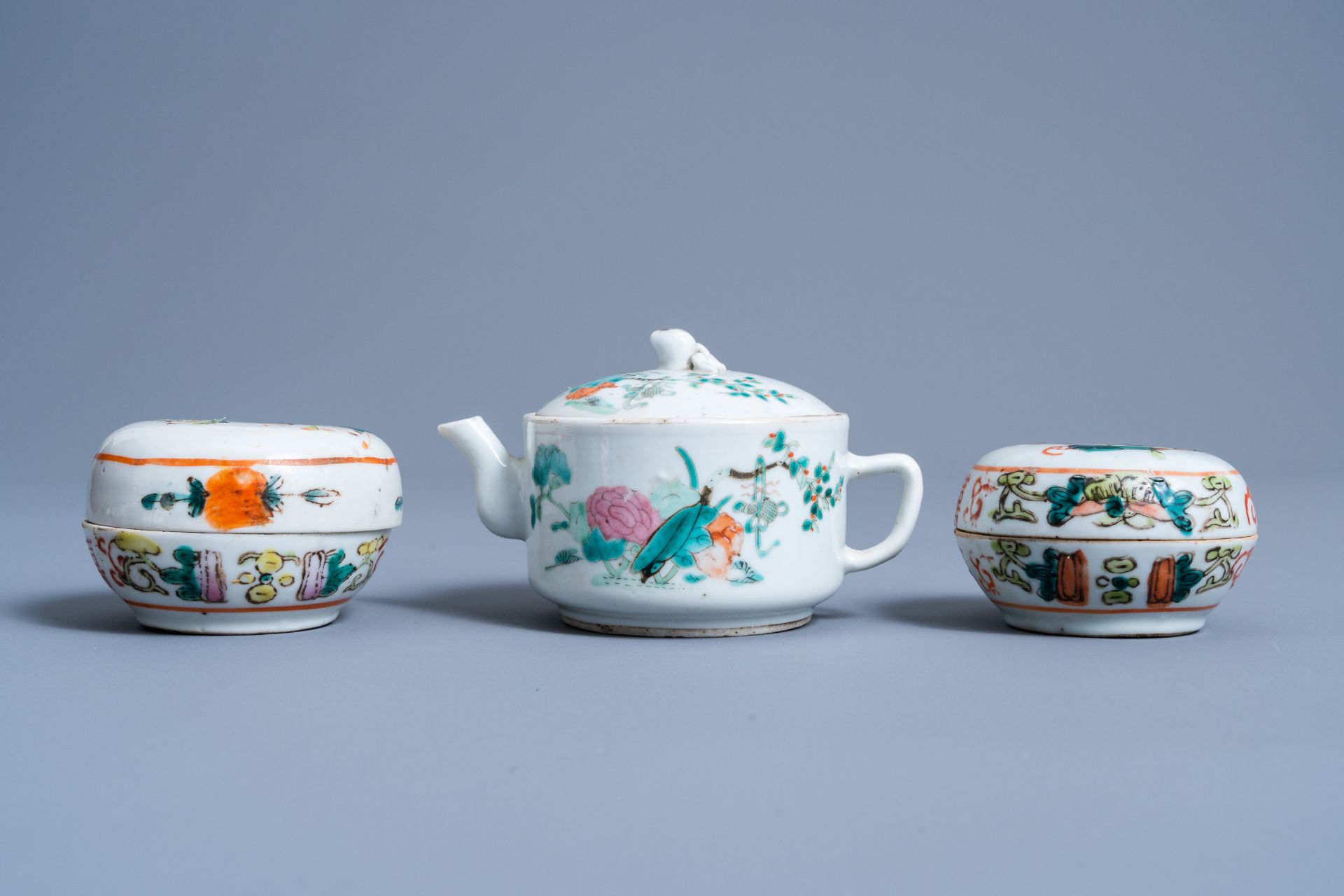 A varied collection of Chinese famille rose porcelain, 19th/20th C. - Image 13 of 15