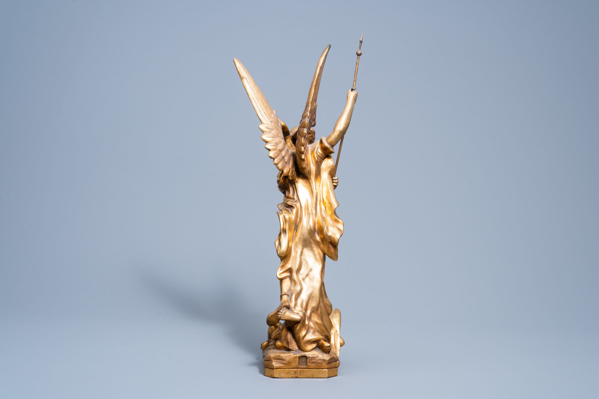 European school: Saint Michael the Archangel slaying the devil, gilt bronze, 19th/20th C. - Image 5 of 9