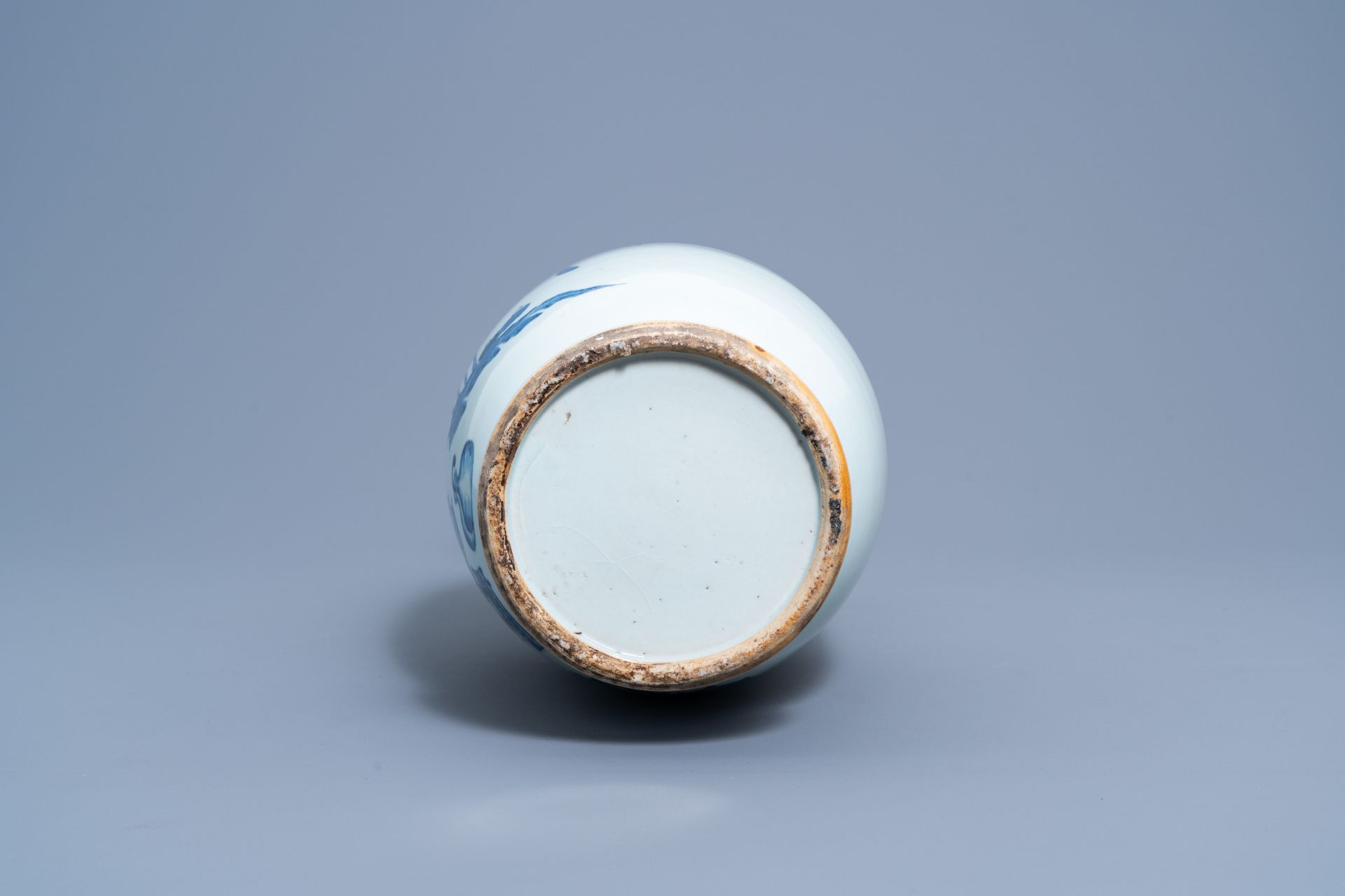 A Chinese blue and white 'antiquities' vase, 19th C. - Image 6 of 6