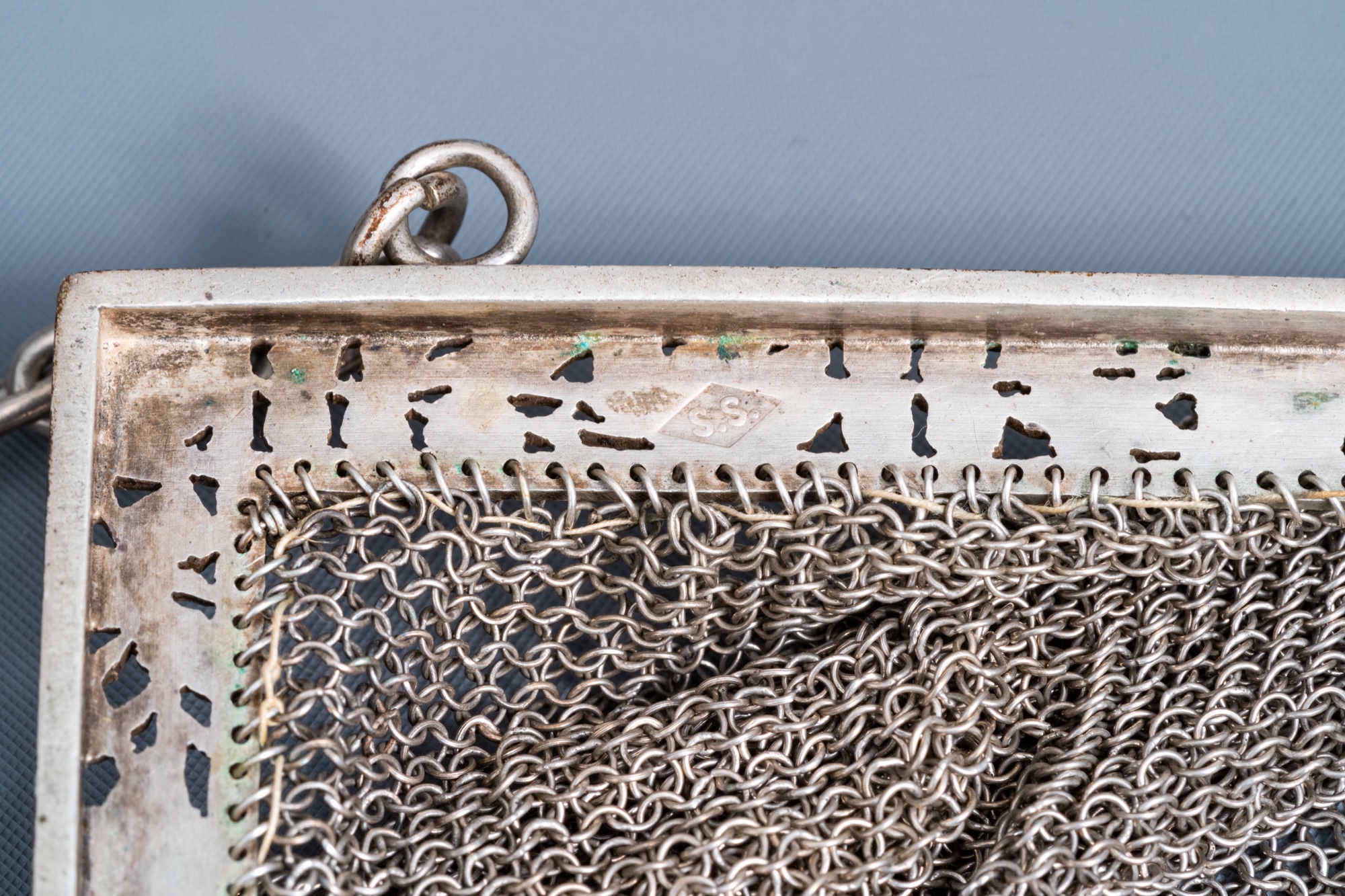 Four various French silver chainmail purses, 800/000, 19th/20th C. - Image 12 of 16