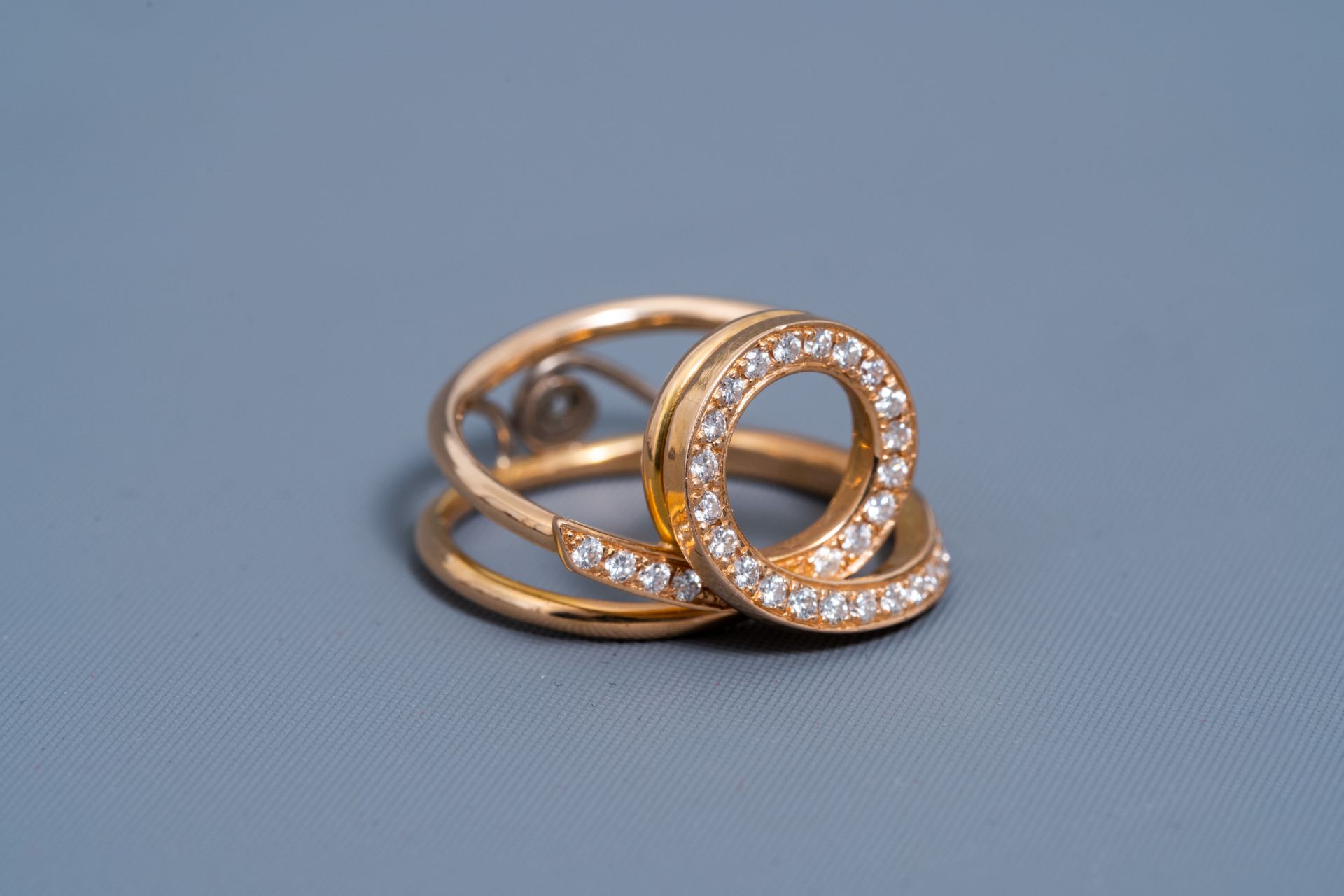 An 18 carat yellow gold ring set with 34 diamonds, 20th C. - Image 2 of 6