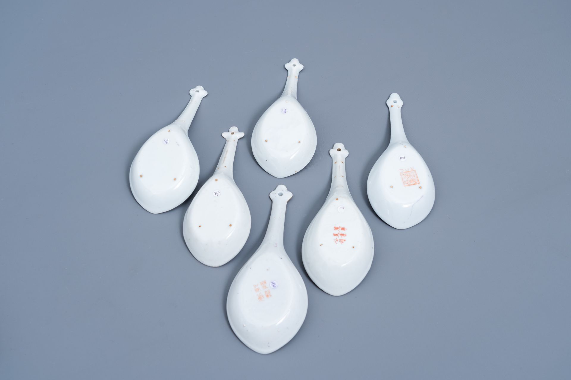 A varied collection of Chinese famille rose and qianjiang cai spoons, 20th C. - Image 6 of 6