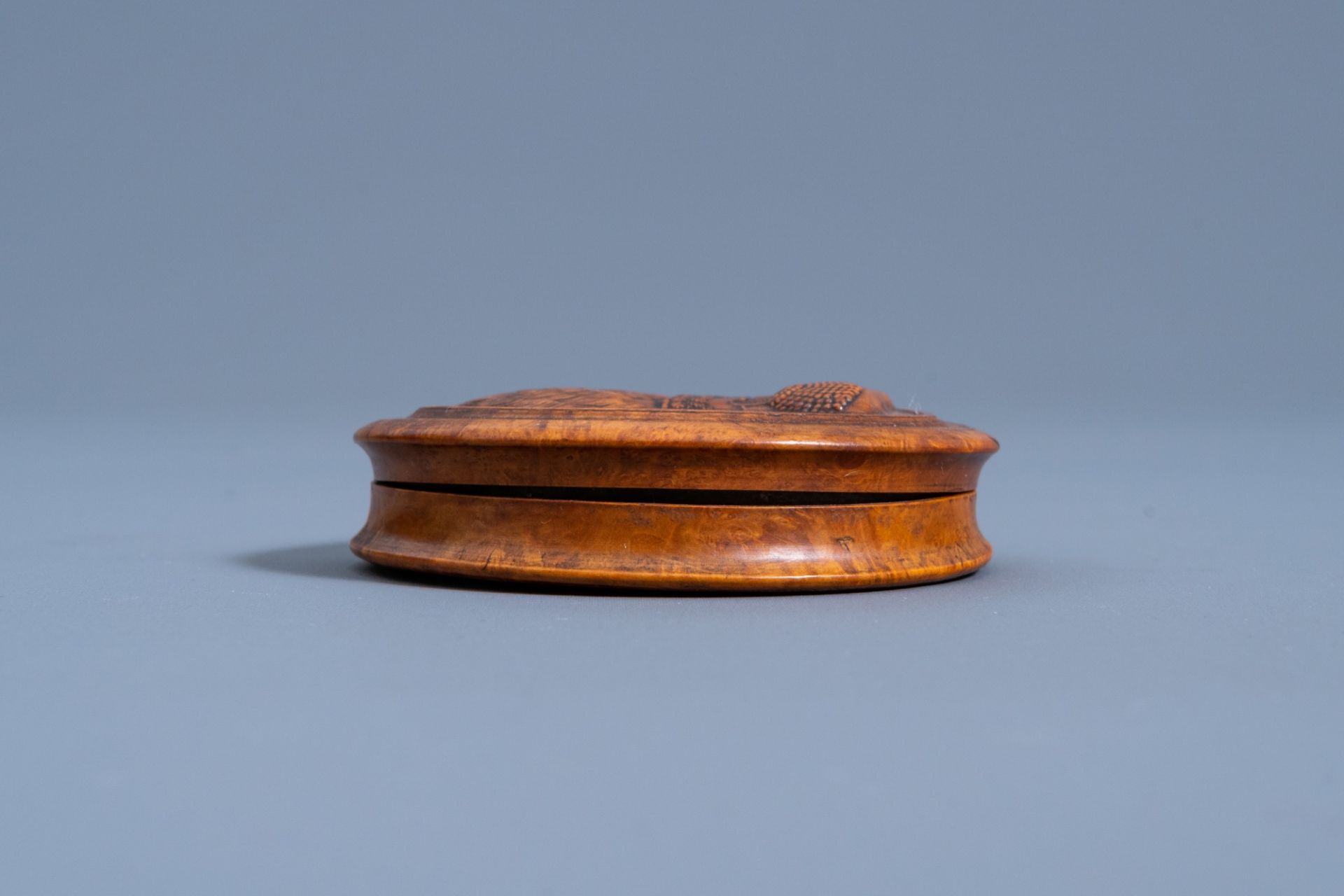 A burl wood and horn snuff box with a relief portrait of the Russian Emperor Alexander I, 19th C. - Image 8 of 8