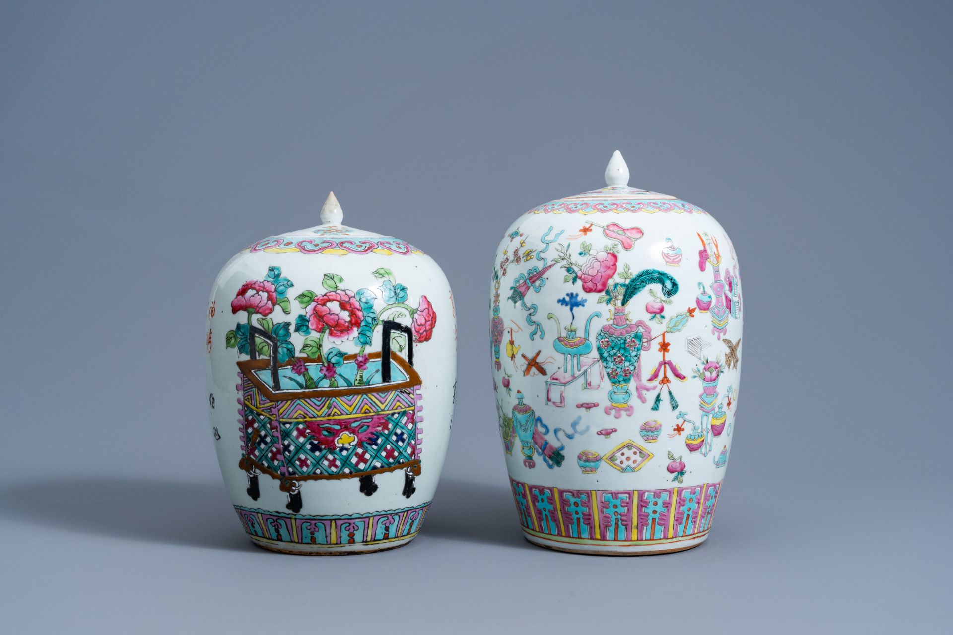 Two Chinese famille rose 'antiquities' jars and covers, 19th C. - Bild 2 aus 7