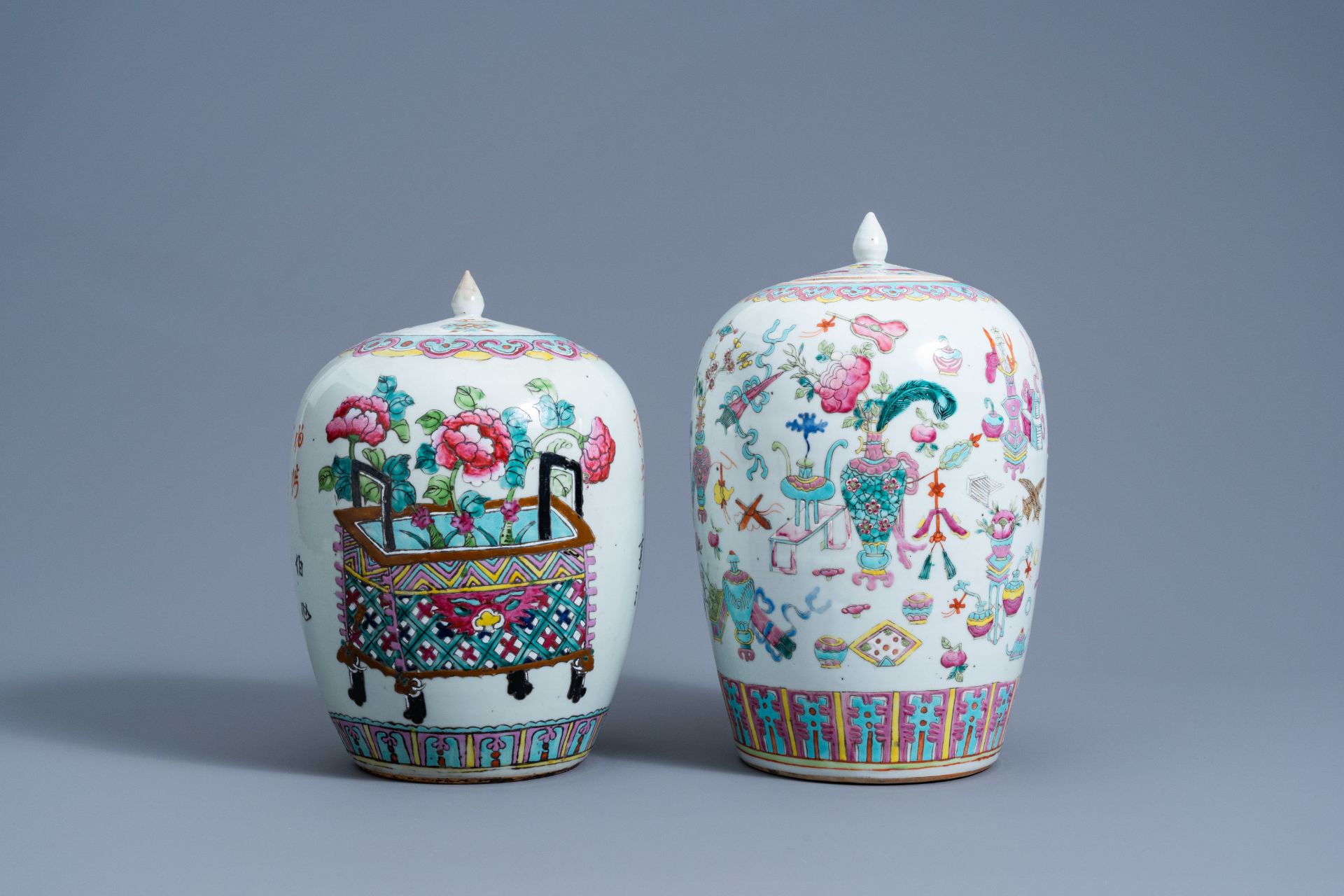 Two Chinese famille rose 'antiquities' jars and covers, 19th C. - Image 2 of 7