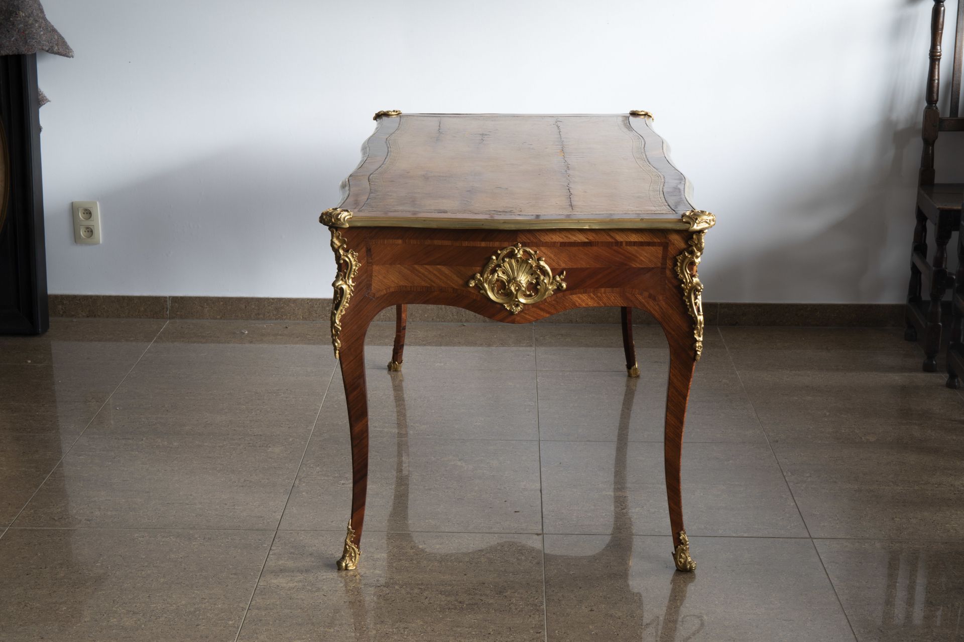 An extremely fine French Louis XV style gilt bronze chinoiserie mounted kingwood bureau plat, mid 18 - Bild 6 aus 7