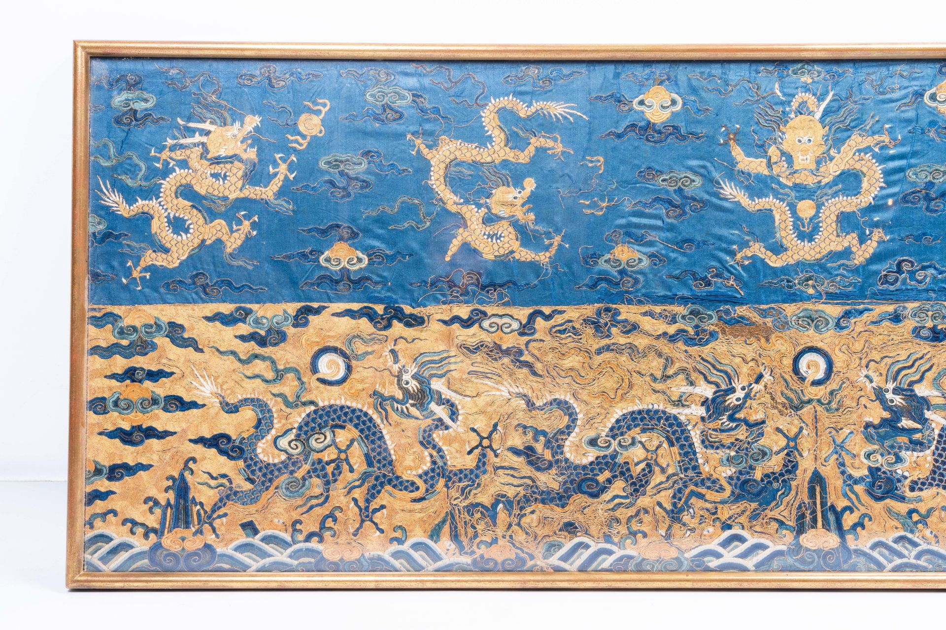 A Chinese rectangular embroidered silk 'dragons chasing the pearls' cloth, 19th C. - Image 4 of 6