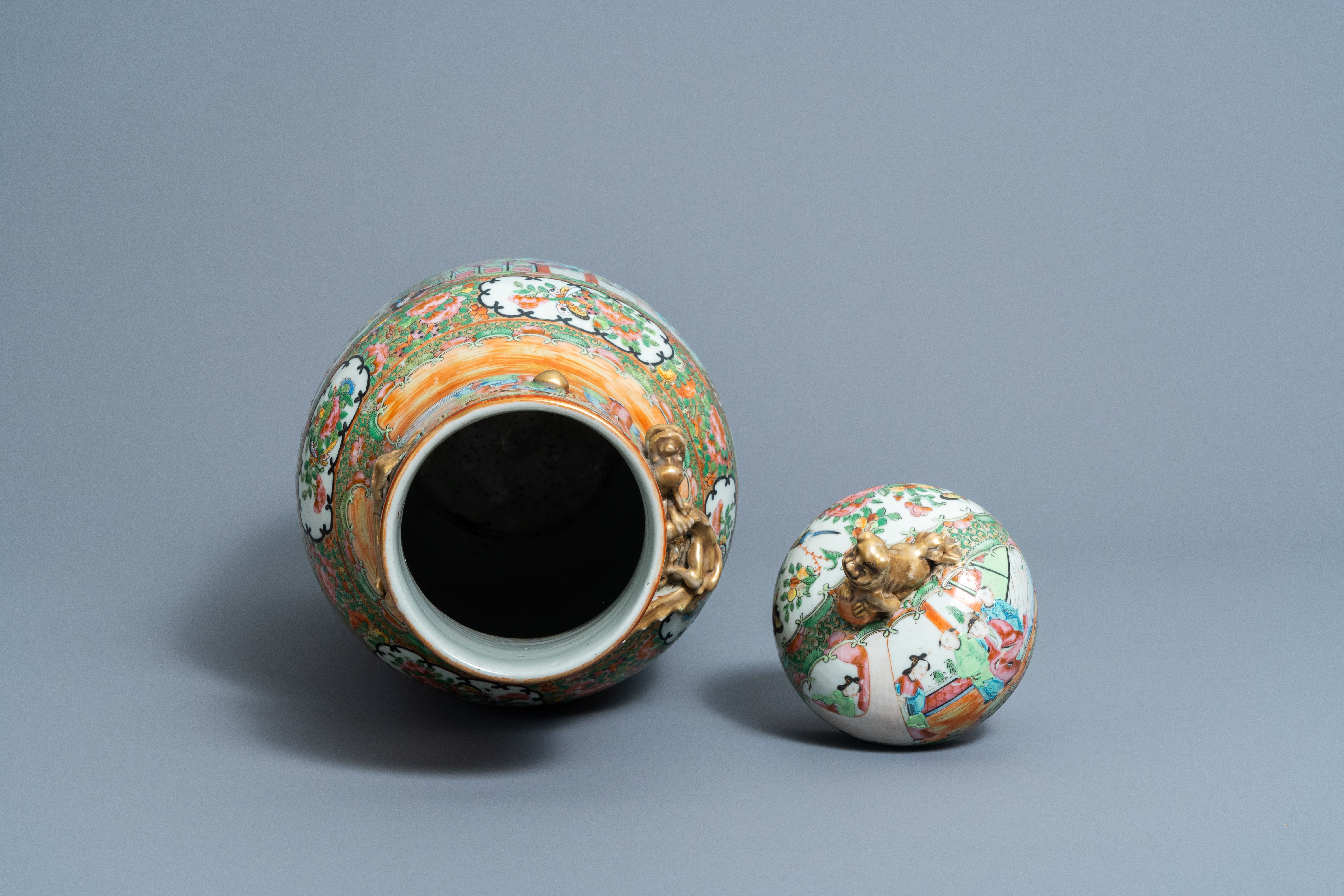 A Chinese Canton famille rose vase and cover with dragon relief design, 19th C. - Image 5 of 6