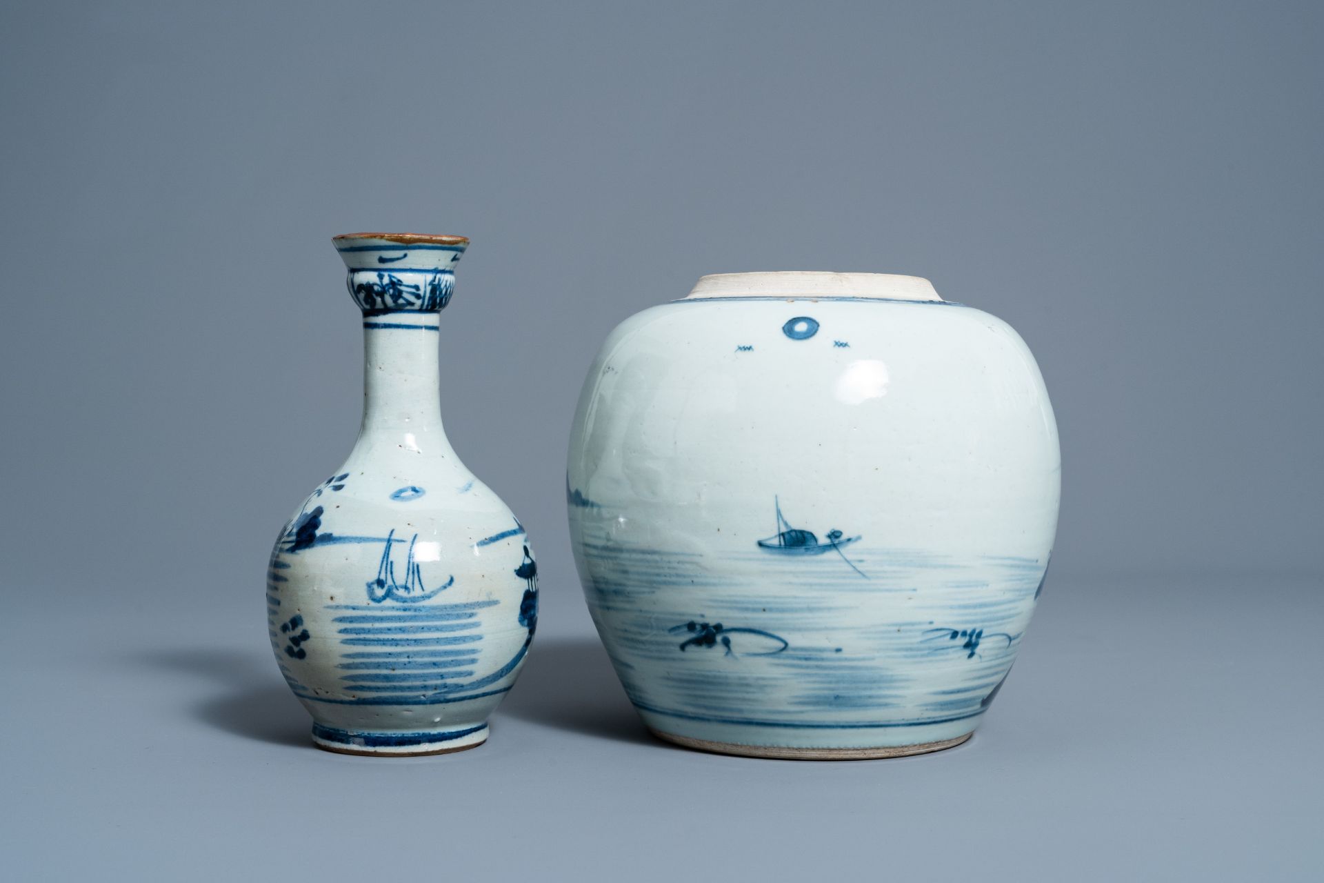 A Chinese blue and white ginger jar and a vase with a river landscape, 19th C. - Bild 4 aus 7