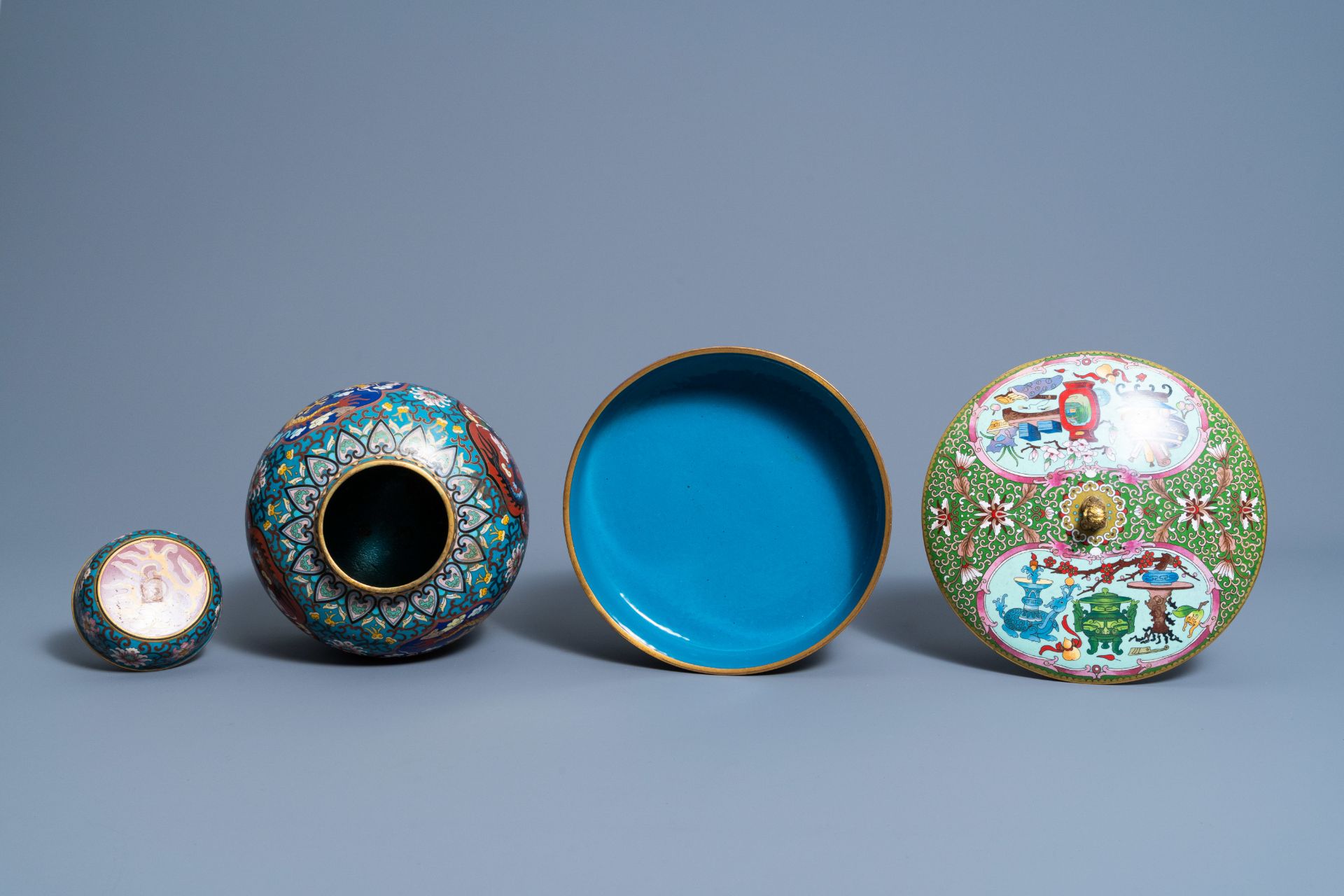 Two Chinese cloisonnŽ jars and covers and a 'flower vases' plate, 20th C. - Image 8 of 9