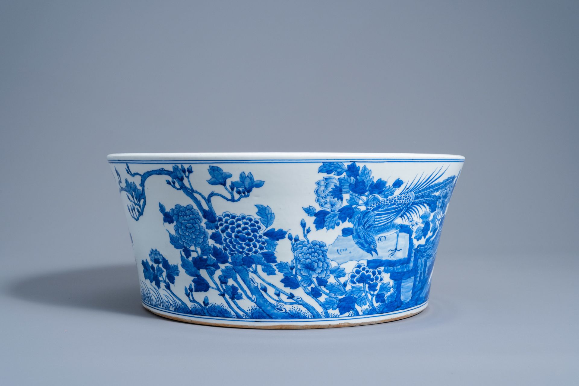 A large Chinese blue and white basin with pheasants in a landscape, 20th C - Bild 5 aus 8