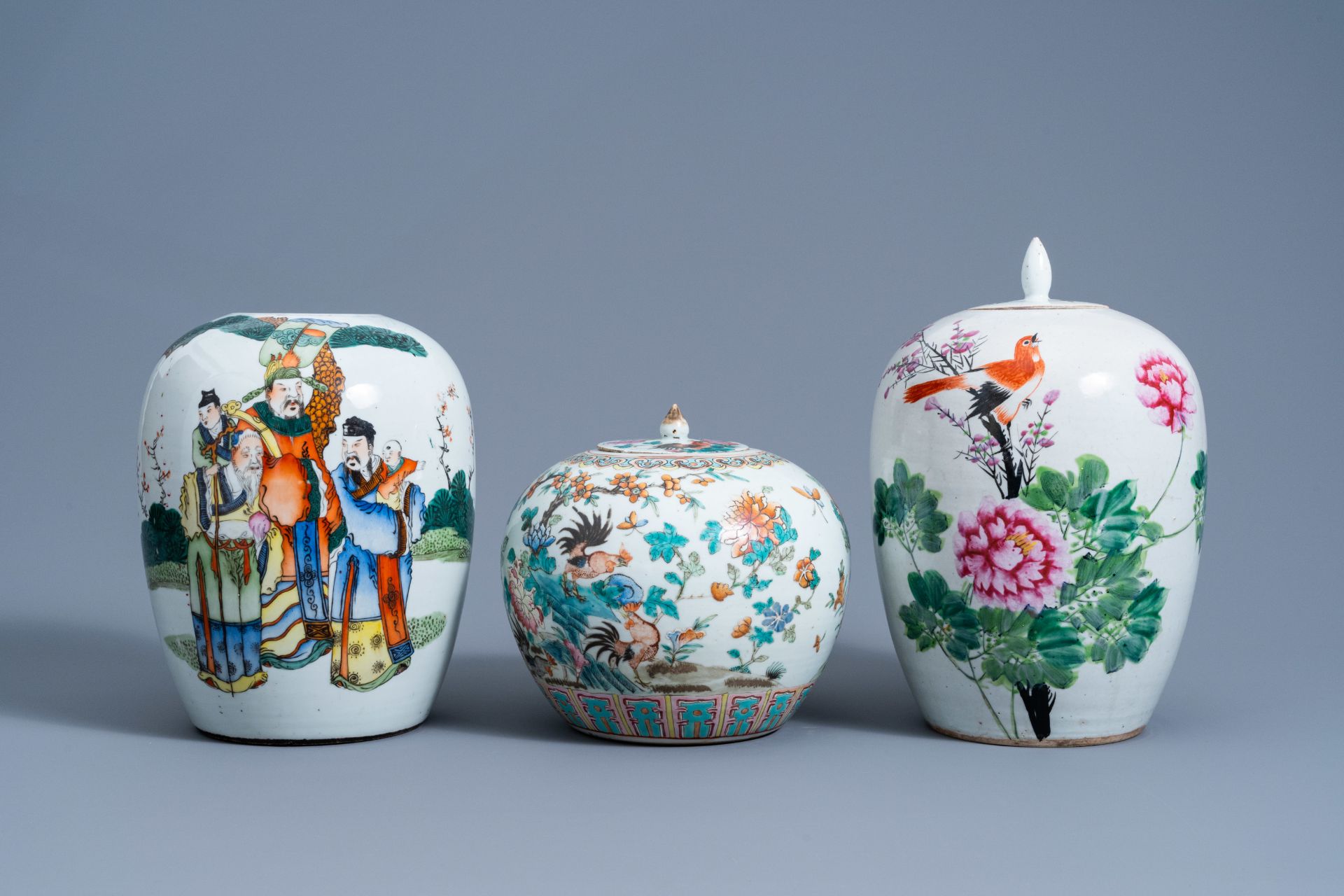 Three various Chinese famille rose and qianjiang cai jars and covers, 19th/20th C. - Image 3 of 8