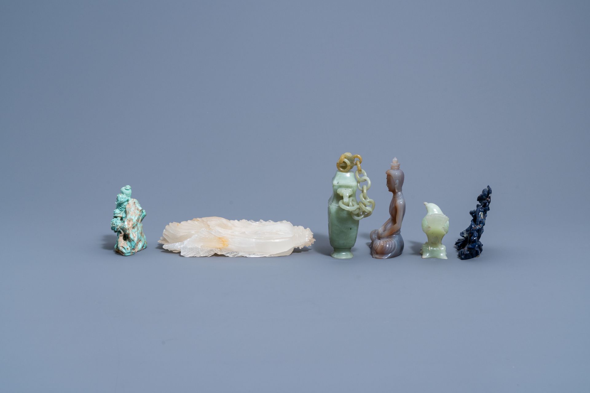 A varied collection of Chinese sculptures and objects in various precious stones, 20th C. - Image 5 of 15