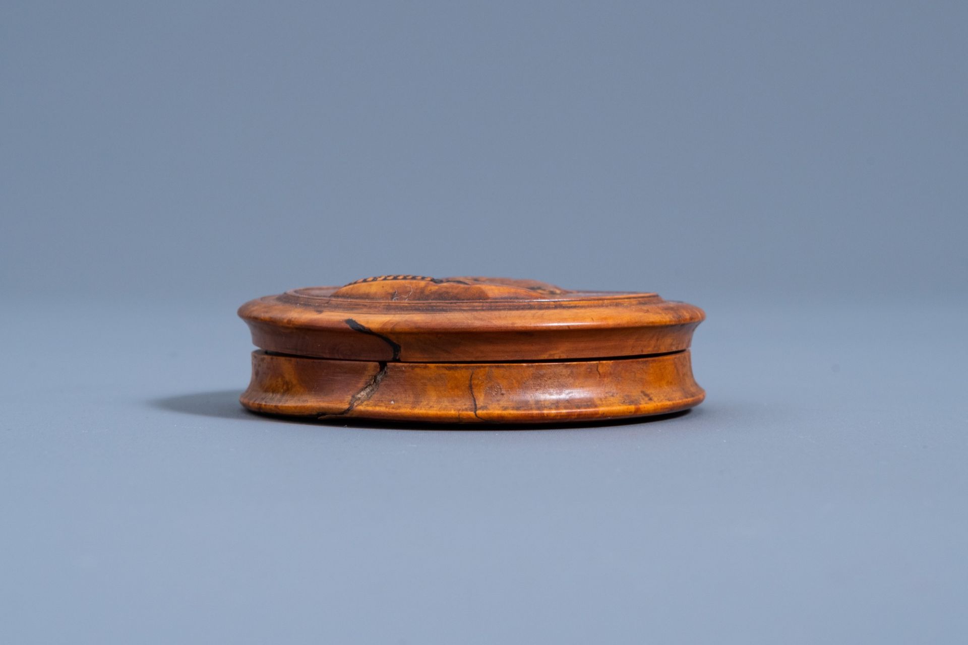 A burl wood and horn snuff box with a relief portrait of the Russian Emperor Alexander I, 19th C. - Image 5 of 8