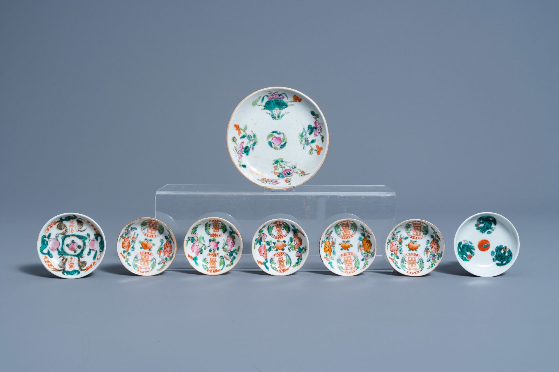 A varied collection of Chinese famille rose and iron red porcelain, 19th/20th C. - Bild 8 aus 15