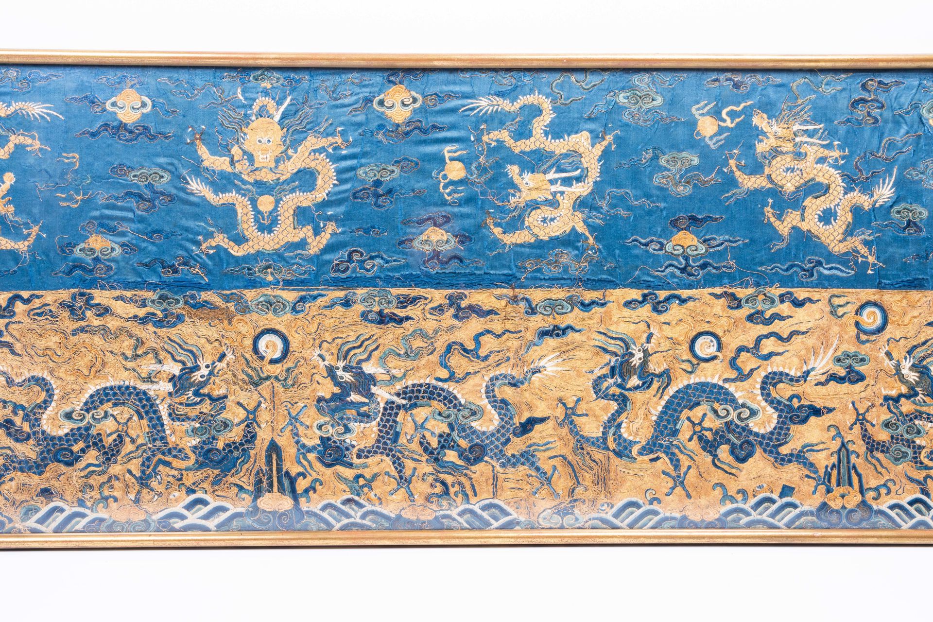 A Chinese rectangular embroidered silk 'dragons chasing the pearls' cloth, 19th C. - Image 5 of 6