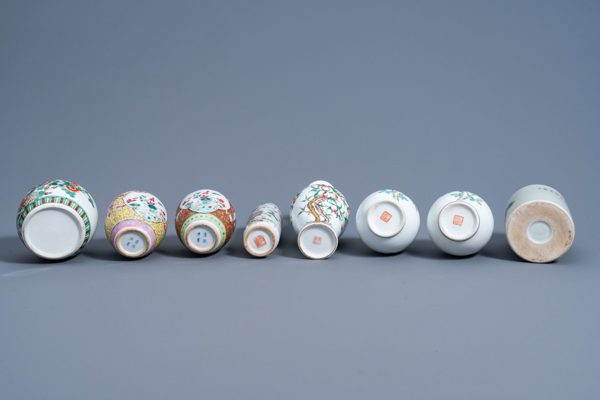 A varied collection of Chinese famille rose, famille verte and iron red porcelain, 19th/20th C. - Image 9 of 17