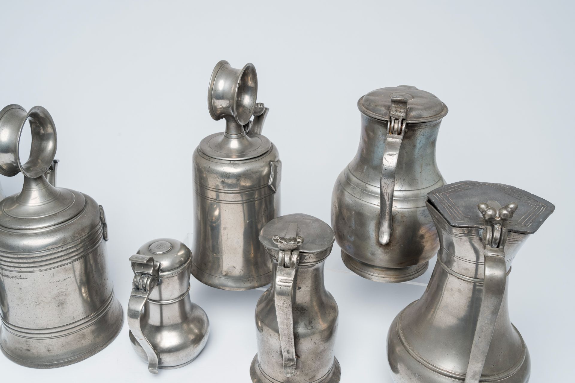 A varied collection of pewter jugs and flagons, a.o. acorn jugs and Swiss Glocken flagons, various o - Image 6 of 12