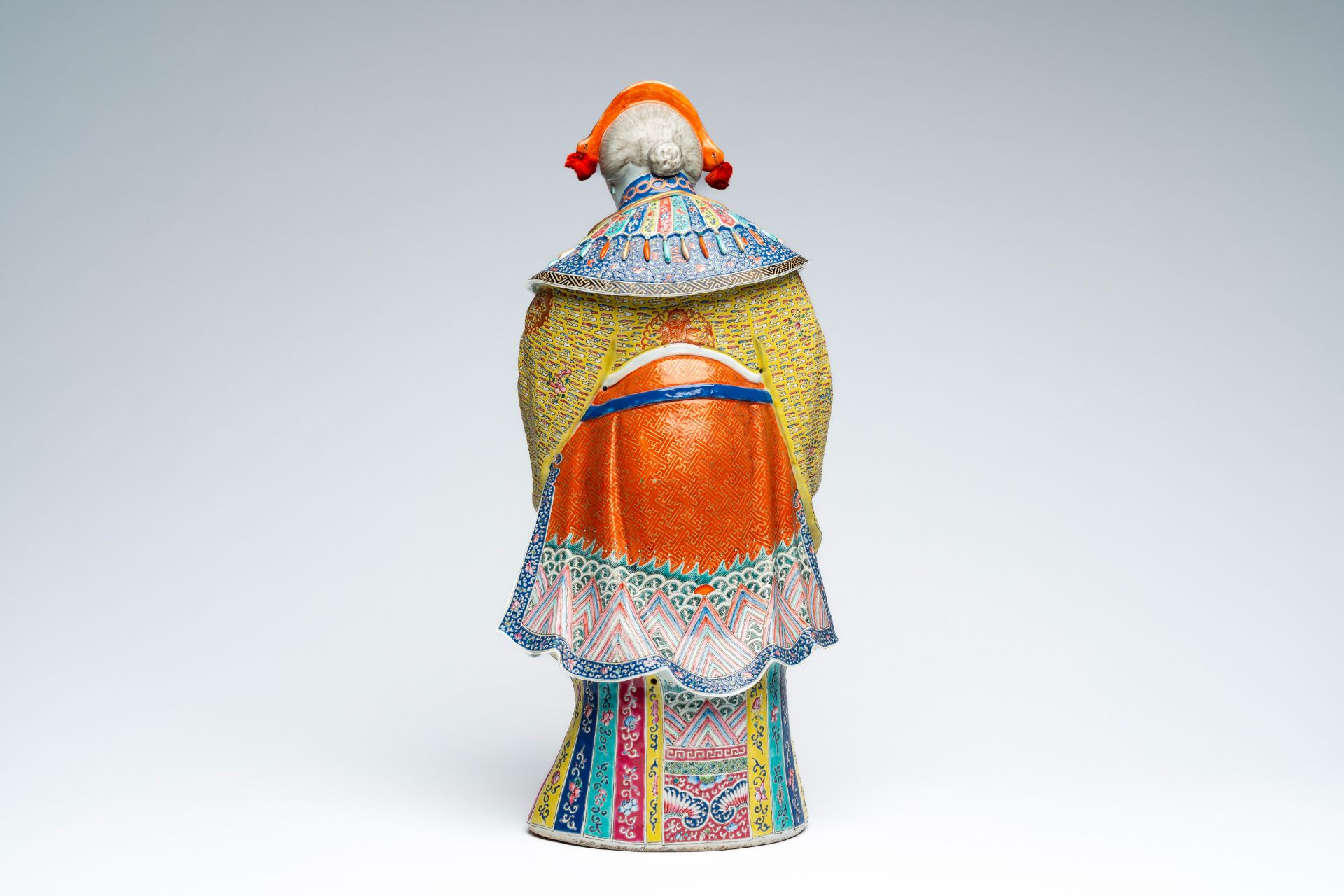 A Chinese famille rose figure of an elder holding a ruyi scepter, Republic, 20th C. - Image 4 of 7