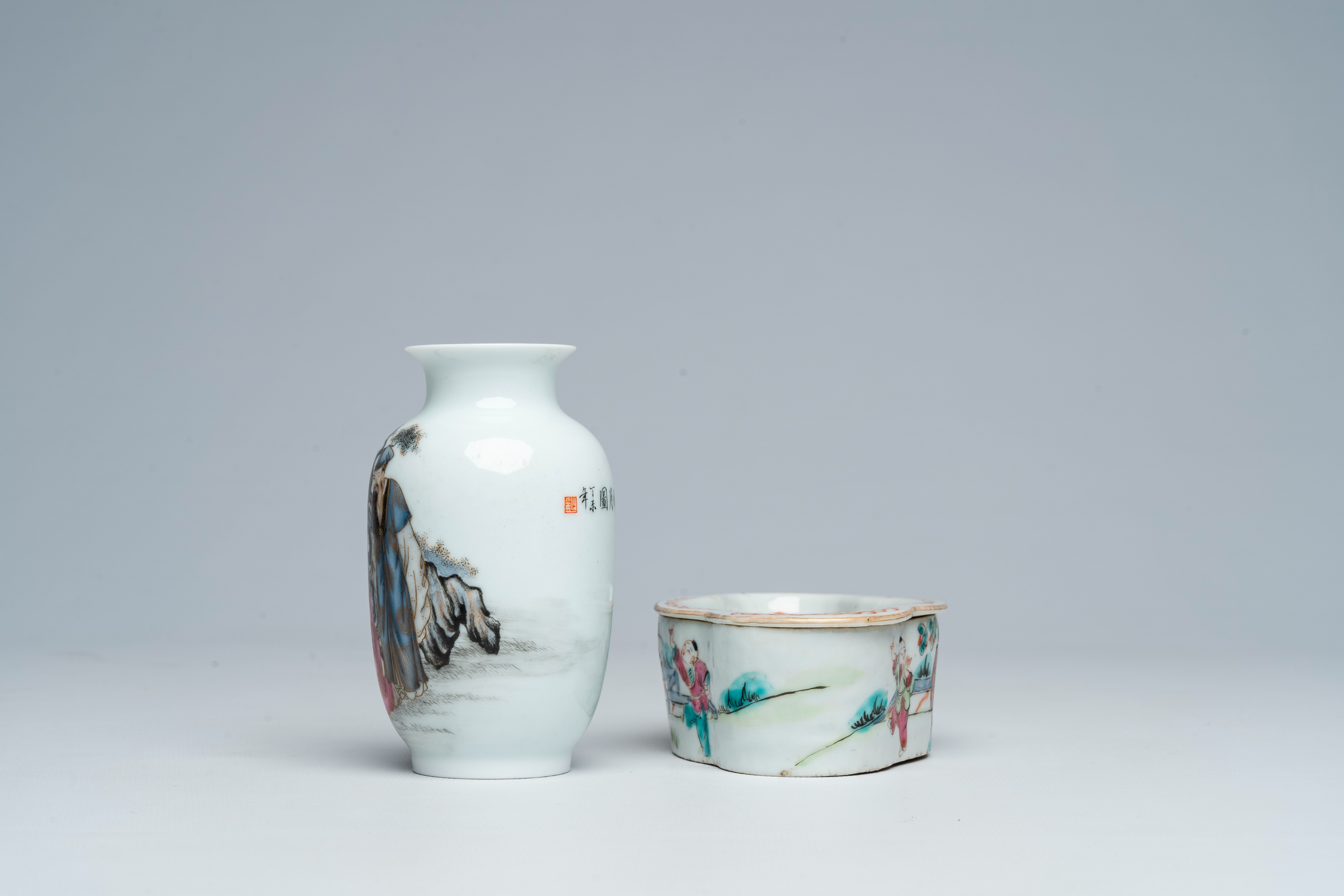 A Chinese famille rose cricket box and a vase with figures in a landscape, 19th/20th C. - Bild 3 aus 7