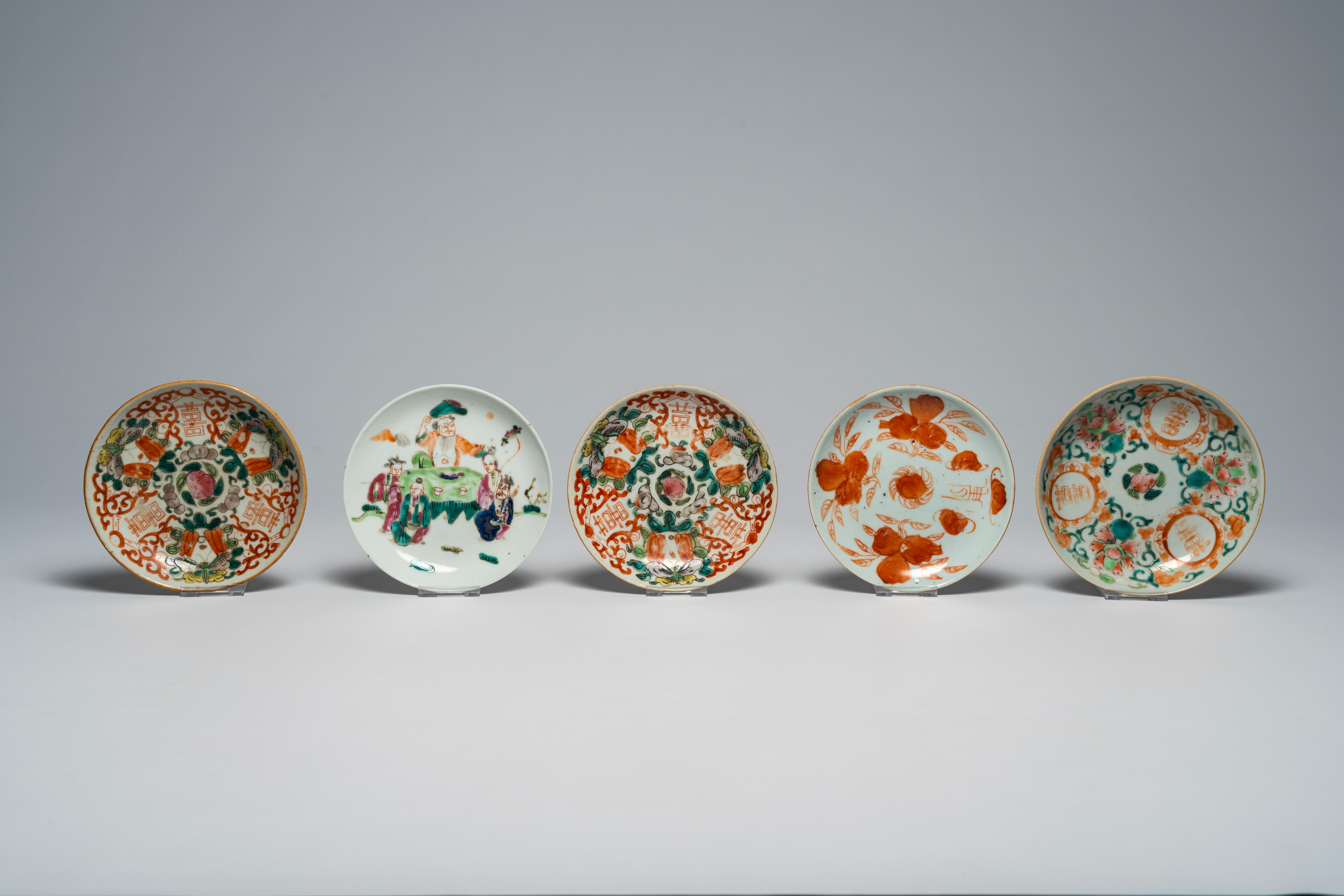 A varied collection of Chinese famille rose and polychrome porcelain, 19th/20th C. - Bild 6 aus 16
