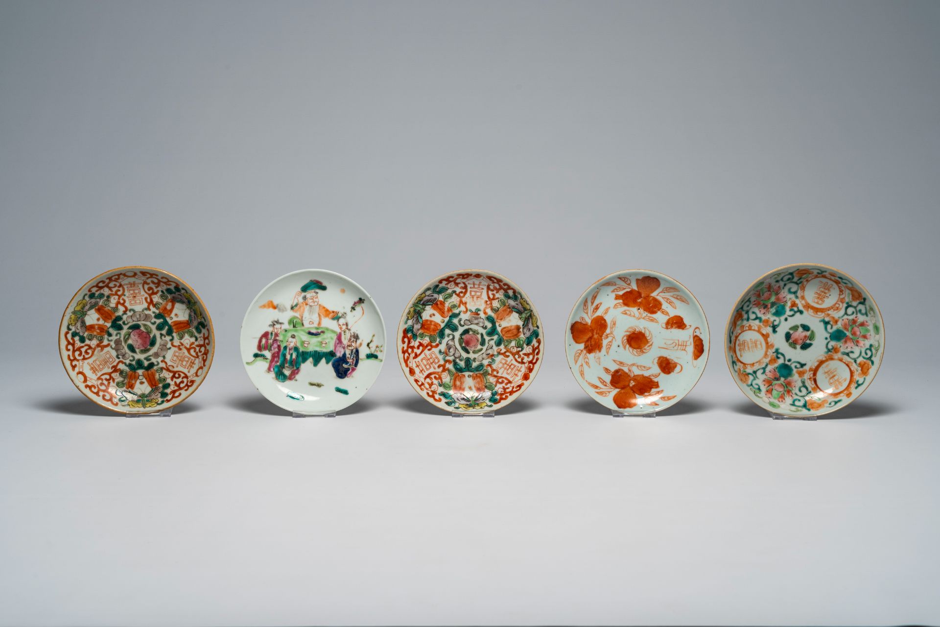 A varied collection of Chinese famille rose and polychrome porcelain, 19th/20th C. - Image 6 of 16