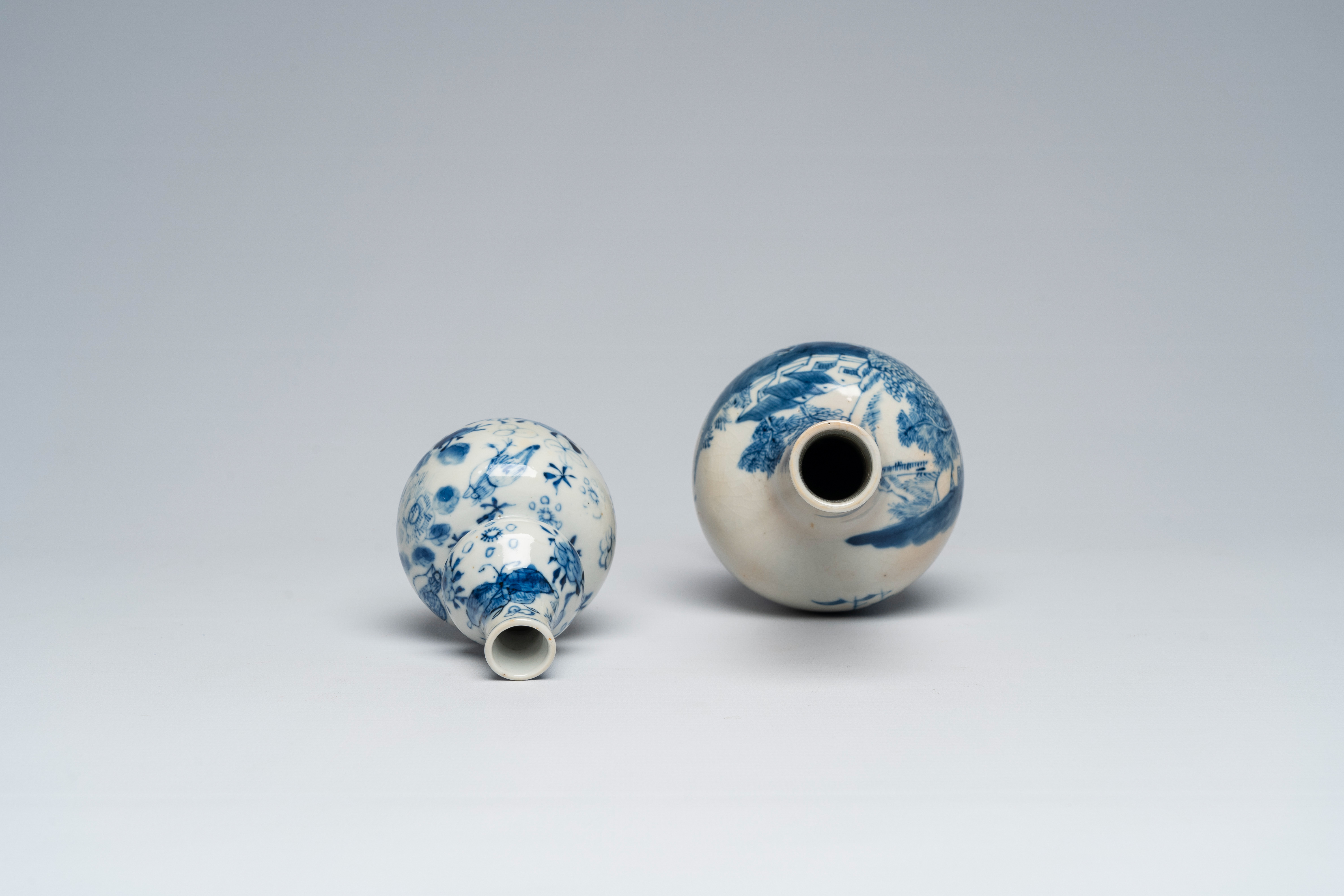 Two Chinese blue and white vases with an animated landscape and floral design, 18th/19th C. - Bild 6 aus 7