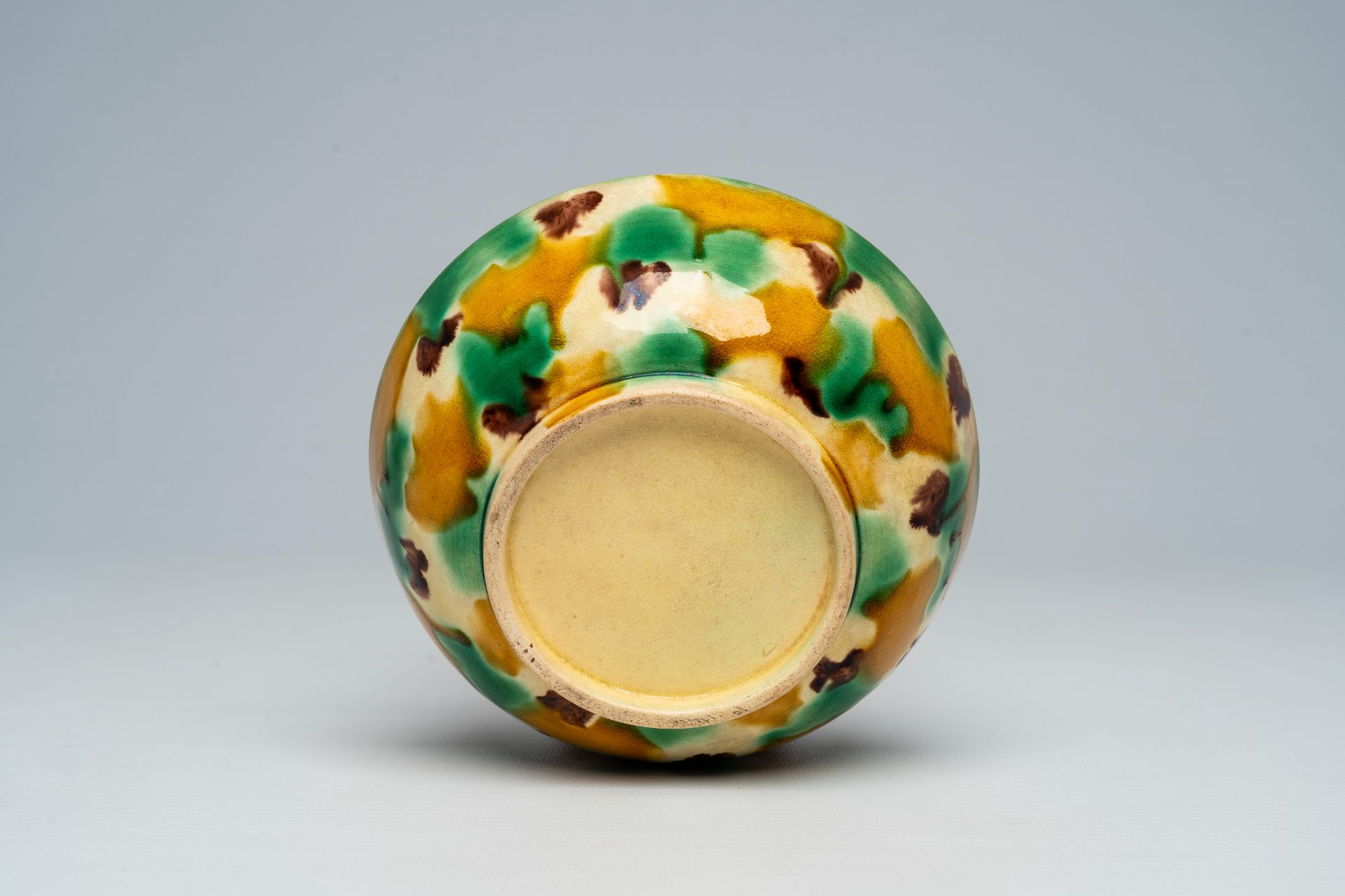 A Chinese sancai glazed bowl, 19th/20th C. - Image 7 of 7