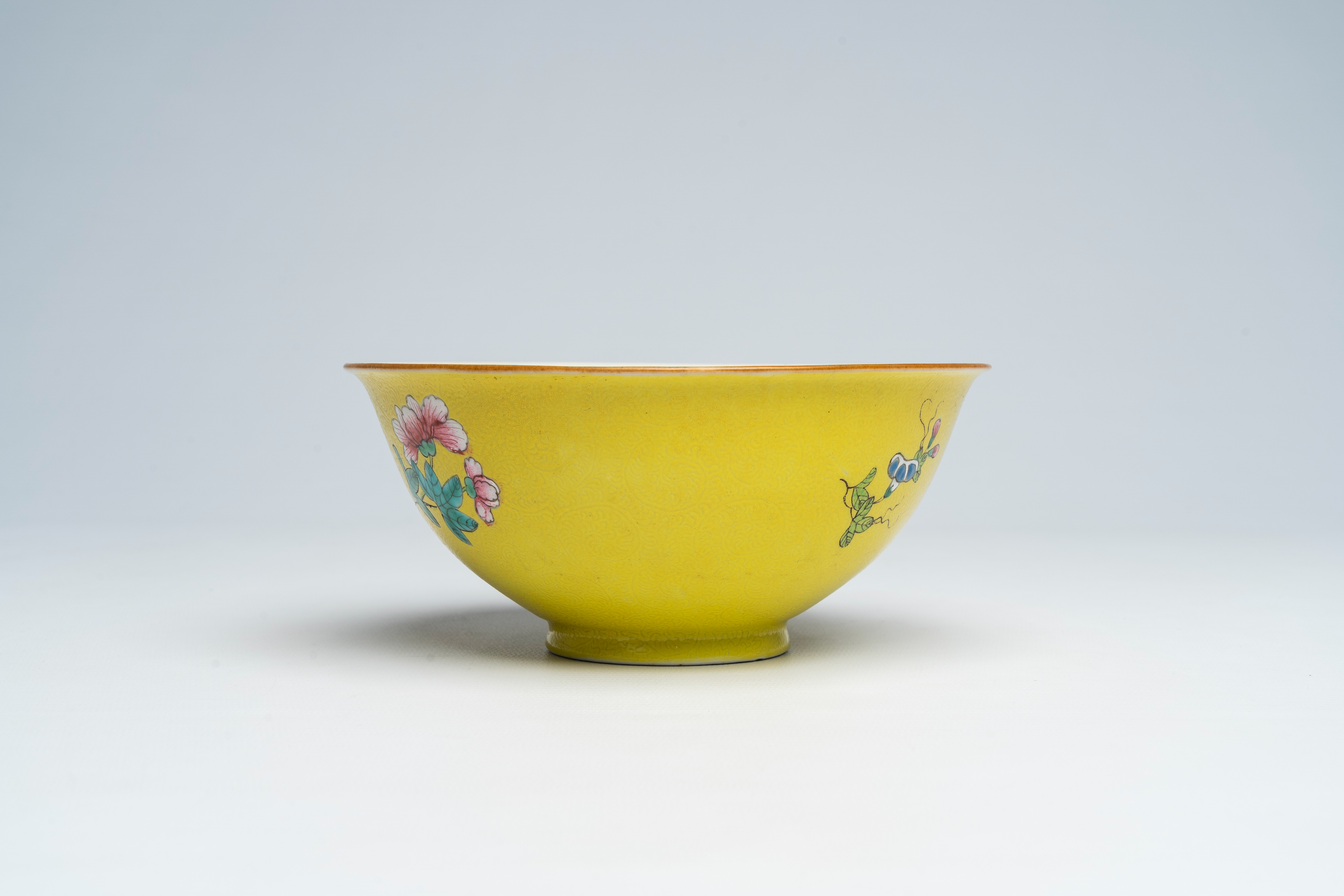 A Chinesefamille rose yellow-ground sgraffito bowl, Qianlong mark, 18th/19th C. - Bild 2 aus 7